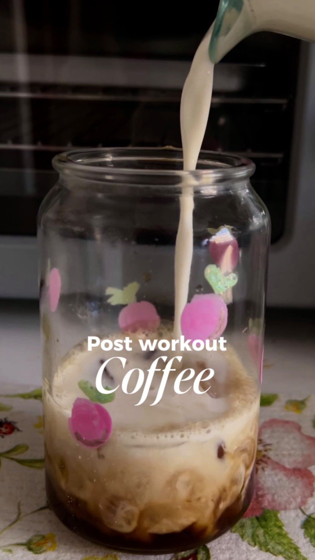Un twist para mi café☕
A mi café soluble de @losportales_mx, hoy le agregué proteína en polvo (sin sabor de @isopuremx ) porque quería probar un sabor nuevo y me gustó muchísimo! Yo añadi esta bebida después de ir a entrenar, para favorecer la recuperación muscular y también complementar mi desayuno
💡La proteína en polvo puede seruna estrategia práctica cuando, por tiempos, apetito o estilo de vida, no estamos logrando cubrir nuestros requerimientos únicamente con alimentos. Algo que me pasa mucho, así que me es muy funcional.
Pero…
✔️ No sustituye toda una alimentación. La alimentación debe ser variada y poseer adicionalmente otros componentes
✔️ Su uso debe individualizarse y, de preferencia, estar guiada por un profesional ya que conoce y puede analizar tu Historia Clínica para valorar tu estado de salud y nutricio.
#fyp #protein #nutriologa #recetas #wheyisolate