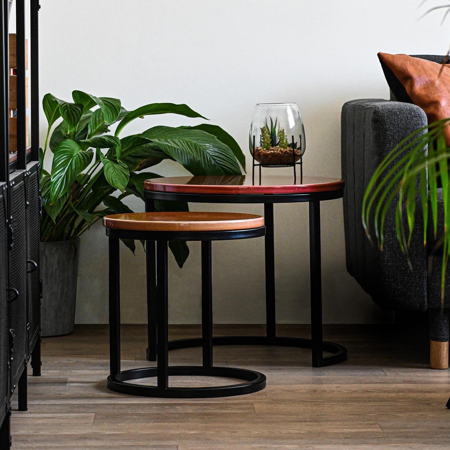 LAVA MOON 🌚🌝
Réalisation d’un duo gigogne en pierre de lave émaillée en collaboration avec @lavastone_design. Ce duo donne du mouvement à votre espace puisqu’elle peut être déplacée, assemblée ou dispersée dans la pièce à divers endroits, c’est ce qui fait d’elle un meuble malin et présentant un véritable atout de gain de place.
Création en collaboration avec @lavastone_design
Modèle disponible sur le site : https://www.lavastone.fr
#lavastone #furniture #furnituredesign #coffeetable #coffeetabledecor #architectedinterieur #interiordesign #designer #french #leroydesign