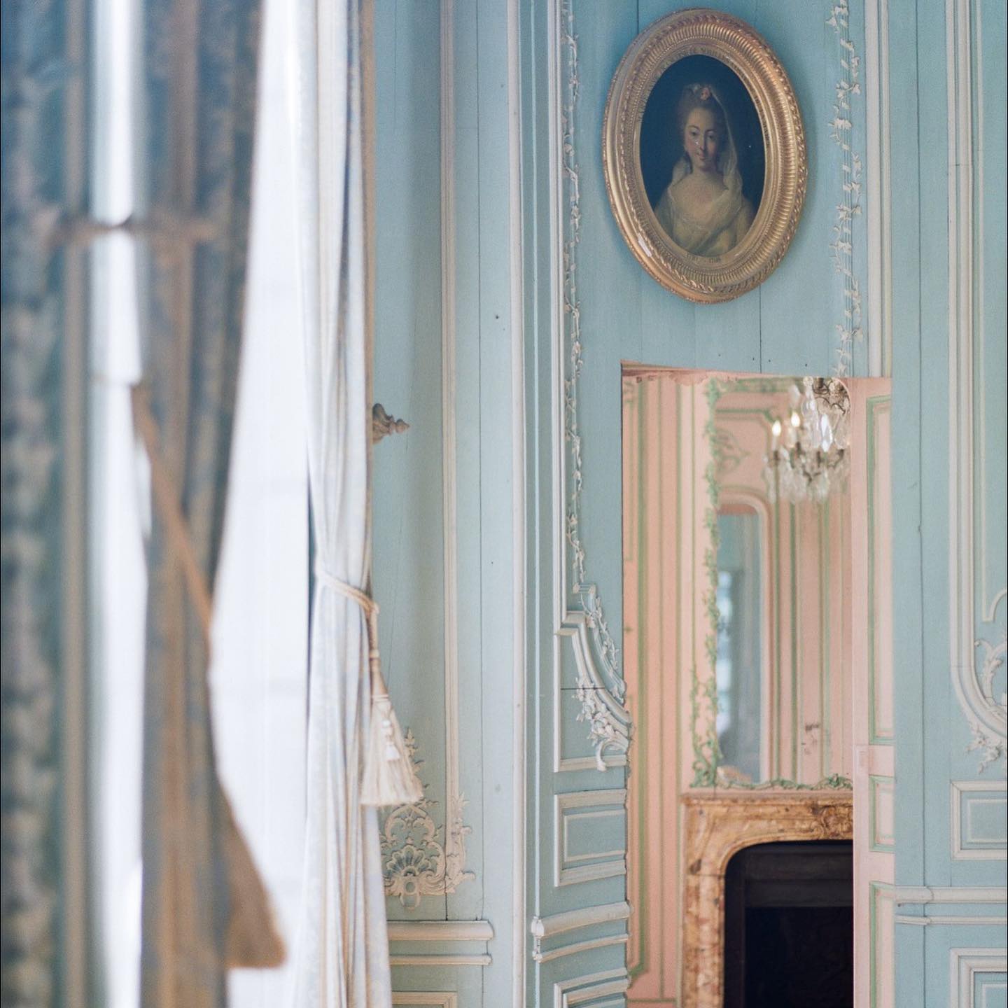 Quelques détails du salon bleu… 💭
Our « Salon Bleu » is a rocaille jewel. A act of rebellion against the stiff and formal Style of Louis XIV, it took its inspiration from nature 🐚 and is today a beautiful backdrop for photos.
Thank you @mollycarrphotography for capturing it so brilliantly