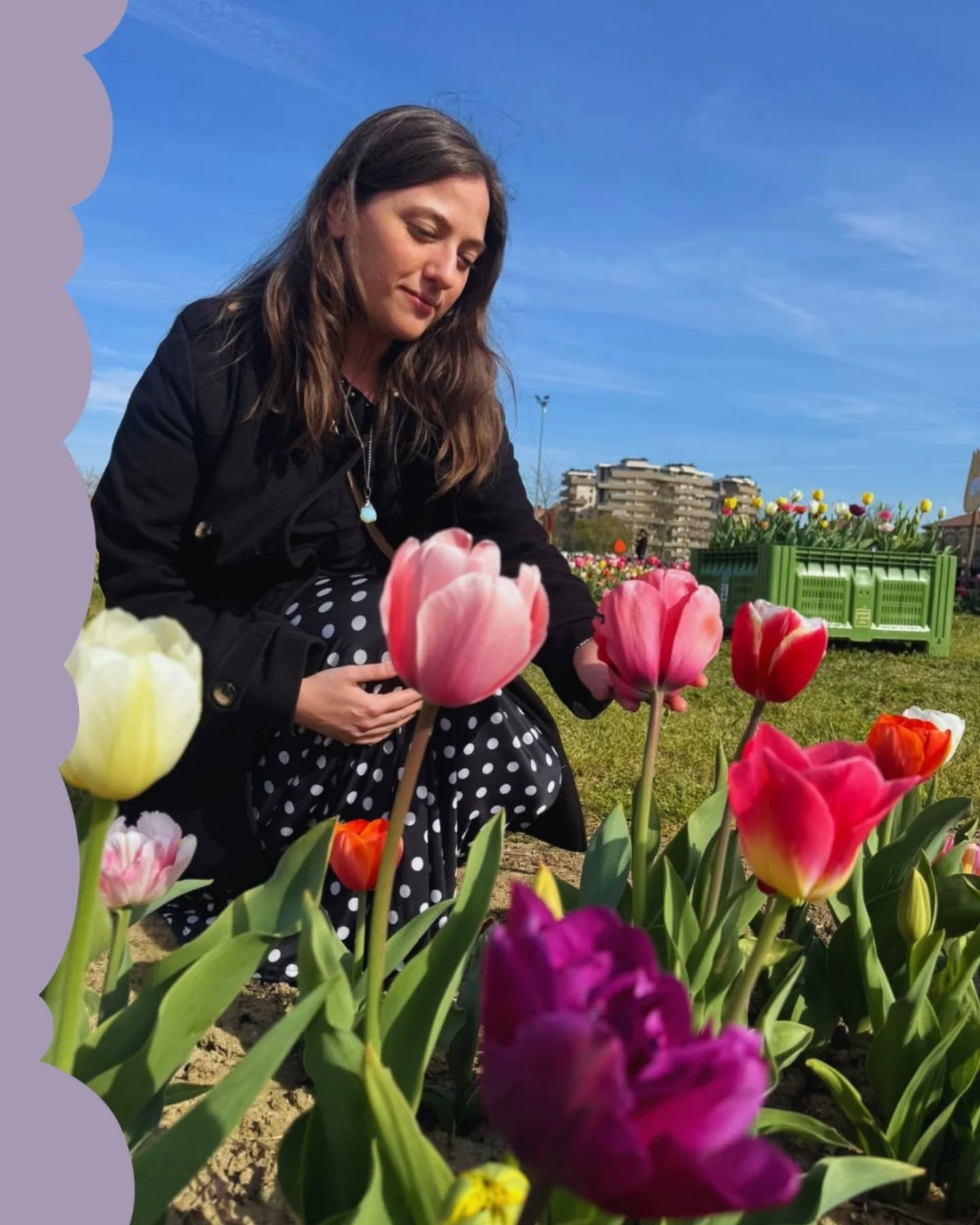 Ho deciso di prendermi del tempo. ⏳
☕Nella mia testa ho sempre subito molto la pressione della "produttività". Così tanto che, quando ho iniziato a lavorare effettivamente, mi sono sempre sentita a fine giornata come se non avessi fatto nulla di utile.
Metto costantemente a paragone il tempo in cui il mio lavoro sui social era costante, i tempi in cui scrivevo, disegnavo, leggevo con la giusta frequenza e mi sono sentita davvero male. Per un lungo tempo.
📚Ad un certo punto ho deciso di smettere, prendendomi una lunga pausa. Lasciare che la creatività riposasse e si rigenerasse in me, in attesa di momenti migliori.
Questi ultimi anni ho fruito solo dei contenuti che volevo, quando e quanto volevo; Mi sono forzata a non condannarmi se non avessi più pubblicato niente sui social o sul mio sito web; Ho sopportato l'ansia di non essere, o fare abbastanza, prima di finire sotto terra.
Un tempo mi sarei assicurata che questo post venisse pubblicato al momento giusto, non avrei lasciato nulla al caso. Ma oggi è diverso.
🙈Forse molti pensano che "smettere" sia facile, ma è tutto il contrario. "Smettere" è la parte più difficile, quando hai costruito per troppi anni la tua identità sulla base di quello che pubblicavi sui social. Sulla persona creativa e attiva che sono, certo, ma anche su un modello di produttività che ormai non mi appartiene più.
💞Spero che questo mio pensiero possa incontrare le persone giuste e aiutarvi, se non a sentirvi meglio, a sentirvi meno soli. 🩷
#progetticreativi #produttività #ansia #creatività #pausadaisocial