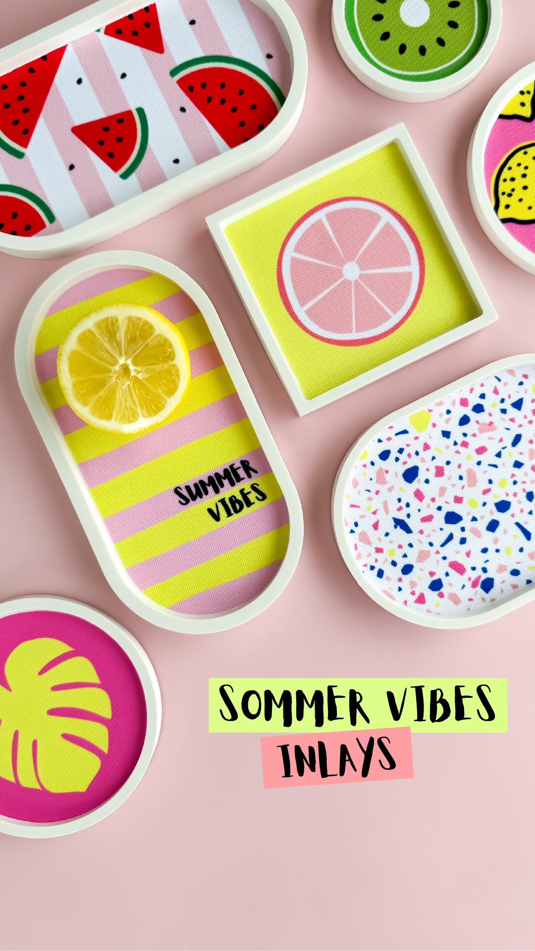 🍉 Summer Inlays 🍉
Werbung | Meine Summer Vibes Inlays haben ein Upgrade erhalten und sind in der neuen Variante noch fruchtiger und farbenfroher 🍋🟩🍋🍉🍊
In kürze gibt es sie auch noch für die XL Dekoteller - perfekt für sommerliche Terrassendeko.
Die neue Kollektion heißt Summer Vibes 2.0 und ist online bei @allesfuerselbermacher zu finden. Die Variante aus dem Vorjahr ist aber natürlich auch noch erhältlich :)
💌 Kommentiert mit SOMMER und ich schick euch die Links direkt ins Postfach! 🫶
#diy #handmade #inlays #silikonform #raysin