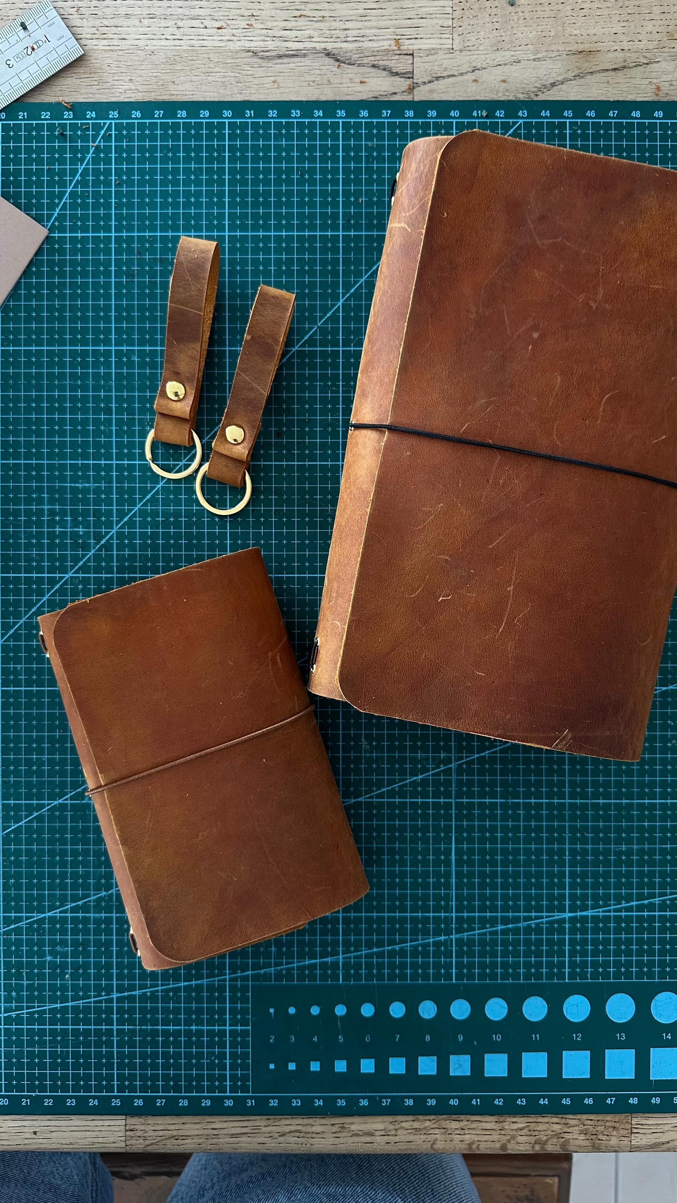 Eure eigenen Leder Journals. Von mir mit Liebe handgemacht. Falls ihr Lust drauf habt, schreibt mich gern einfach an.
#diy #liveauthentic #bookstagram #Journal #leatherjournal