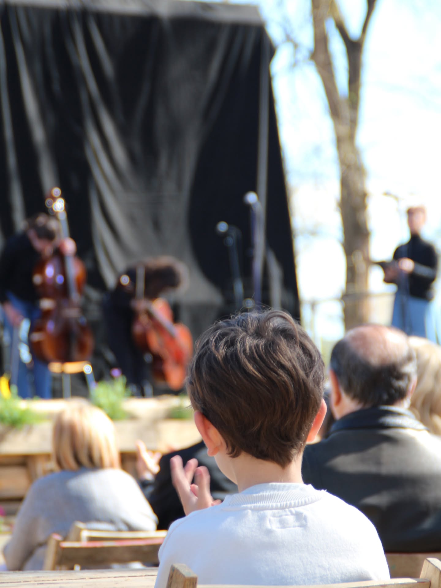 Enhorabona a l'alumnat de #l'EscoladelesArts un any més per la gran actuació a la inauguració de la Fira del Ram 2026.
A càrrec de l'Orquestra de l'Escola de Música del Teatre Clavé, dirigida per en Léo Giovanni Donato, vam gaudir de:
L'havanera de l'òpera de Carmen de Georges Bizet amb alumnes de l'Escola de Dansa, coreografia de la Lourdes Martínez.
La Valse d'Amélie de Yann Tiersen amb alumnes de l'Escola de Dansa, coreografia de la Fanny Masero.
I Pa amb oli i sal de Blaumut amb alumnes de la coral Mirall.
A més a més, hem pogut gaudir de l'exposició de les alumnes de belles arts al voltant de les obres de Helen Frankenthaler i Yoko Ono. Dues artistes aparentment diferents, però que s’uneixen en una invitació a les possibilitats d’un gest, d’un procés que va més enllà del resultat final i pretén convidar l’espectador a formar
part d’aquest procés de forma activa.
Enhorabona a tot l'alumnat de l'Escola de les Arts!