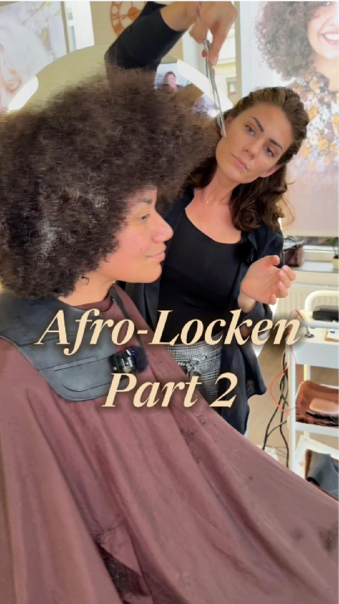 Part 2 | Wir arbeiten mit jeder Haarstruktur und sorgen für einen passenden Schnitt.
Bei sehr dichter bzw. ausgeprägter Afrostruktur ist unsere Pflegelinie allerdings weniger geeignet, da sie nicht auf den dafür notwendigen hohen Produktbedarf ausgelegt ist.
Daher empfehlen wir in diesem Fall unseren Trockenschnitt Express. So bekommt das Haar eine stimmige Form, während das Styling anschließend flexibel zu Hause umgesetzt werden kann.
Du kannst für einen Termin das Anfrageformular auf lockenelite.at nutzen. ✨
#afro #afrolocken #afrohair #lockenspezialist #haircut #curls