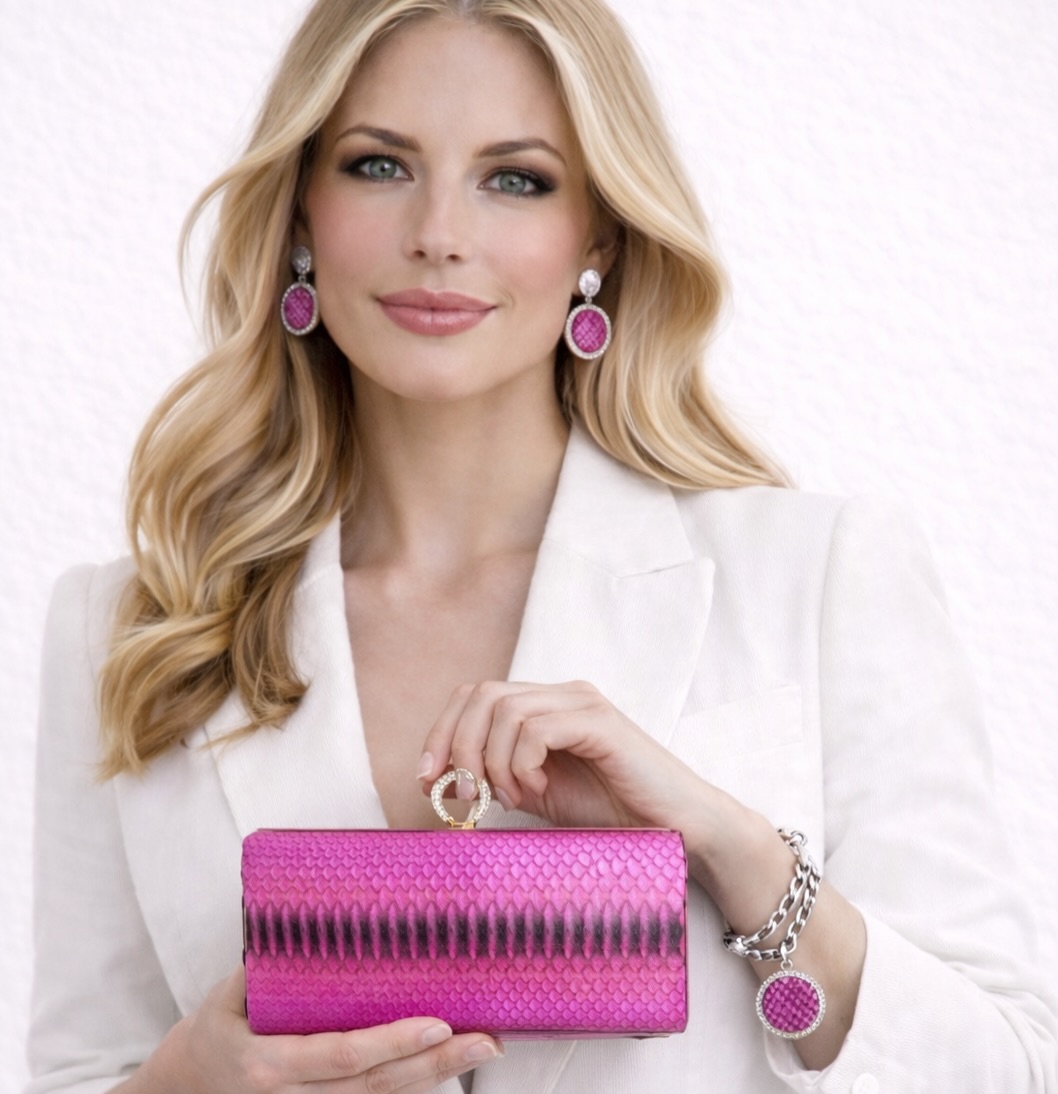 Made for someone special…
but impossible not to share 💗✨
#AnnieHandbags #LuxuryHandbags #ExoticLeather #StatementStyle #ForTodaysGoddess