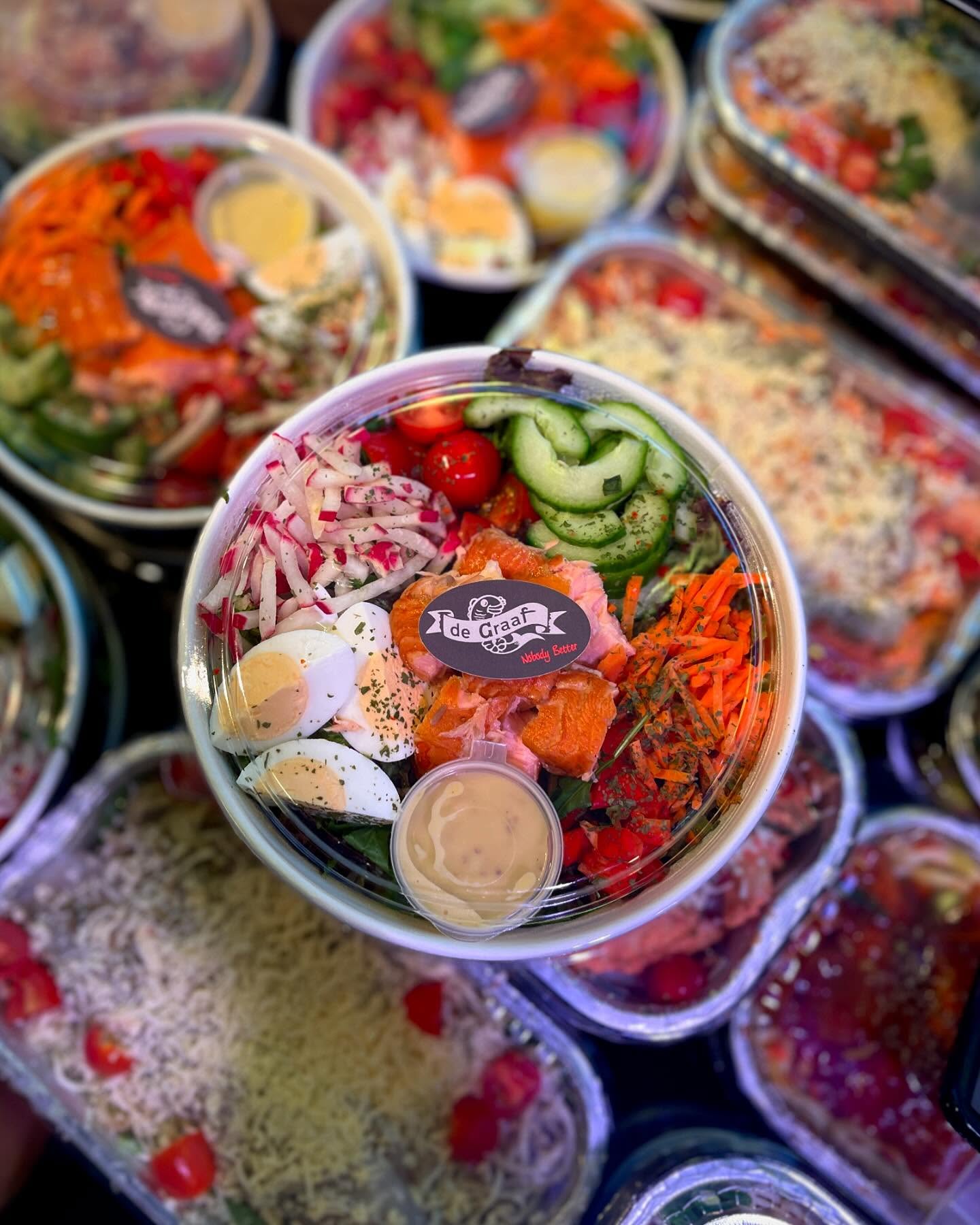 MAALTIJDSALADE WARMGEROOKTE ZALM ๐ฅ
Inmiddels al een aantal weken in ons assortiment: deze heerlijke rijkgevulde maaltijdsalade met warm gerookte zalm!
Vandaag staan wij in:
๐Houten - De Dikke Boom
๐Scherpenzeel - Voor de Jumbo