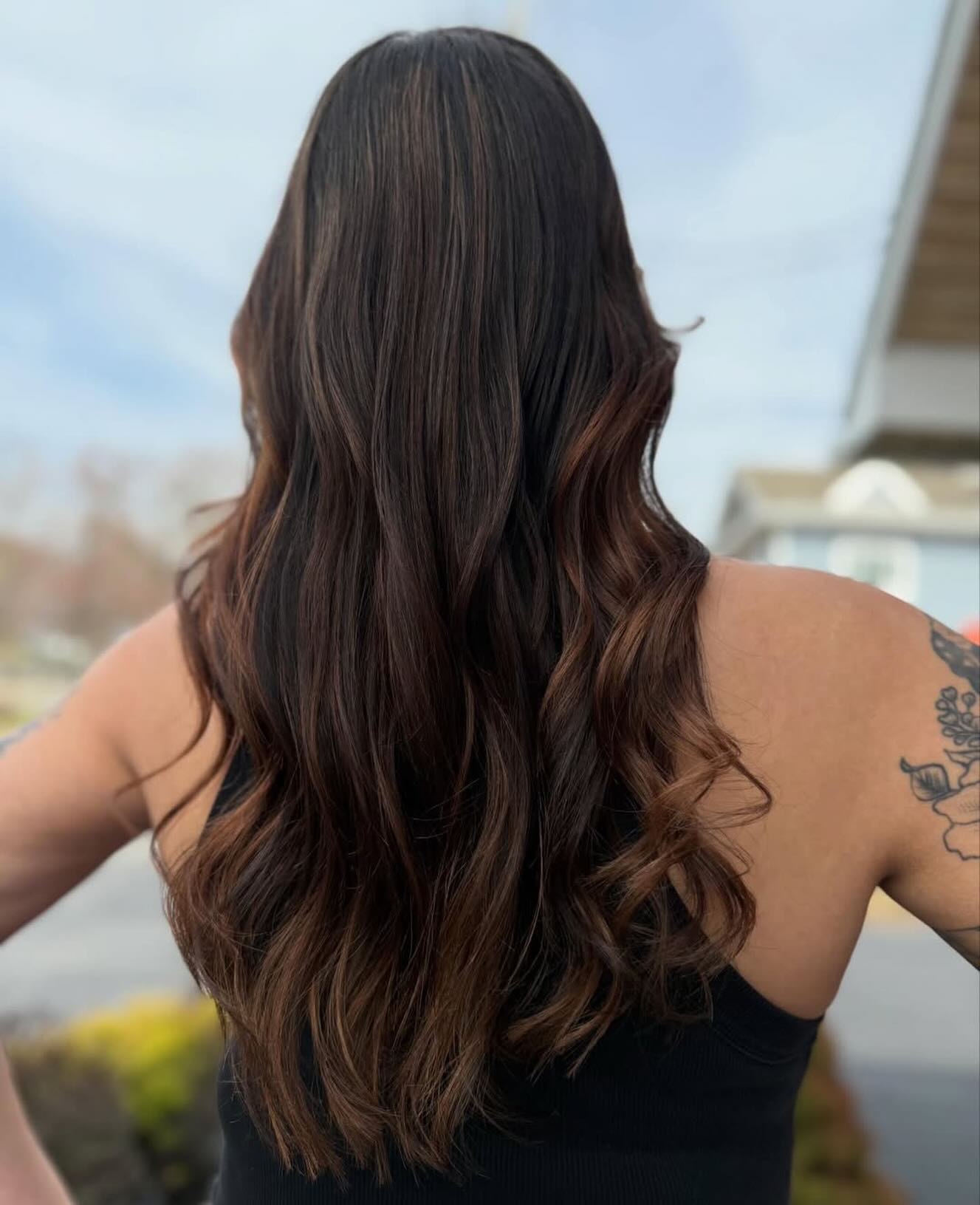 Artist @hairprincessmia
Spring refresh in full effect
Lightening things up and slowly working our way to that perfect summer blonde… nothing rushed, just soft, healthy, dimensional blonding 🤍
And the weather understood the assignment today because we had to step outside for these pics 😍
Who’s ready to go lighter for summer?? 🌼✨