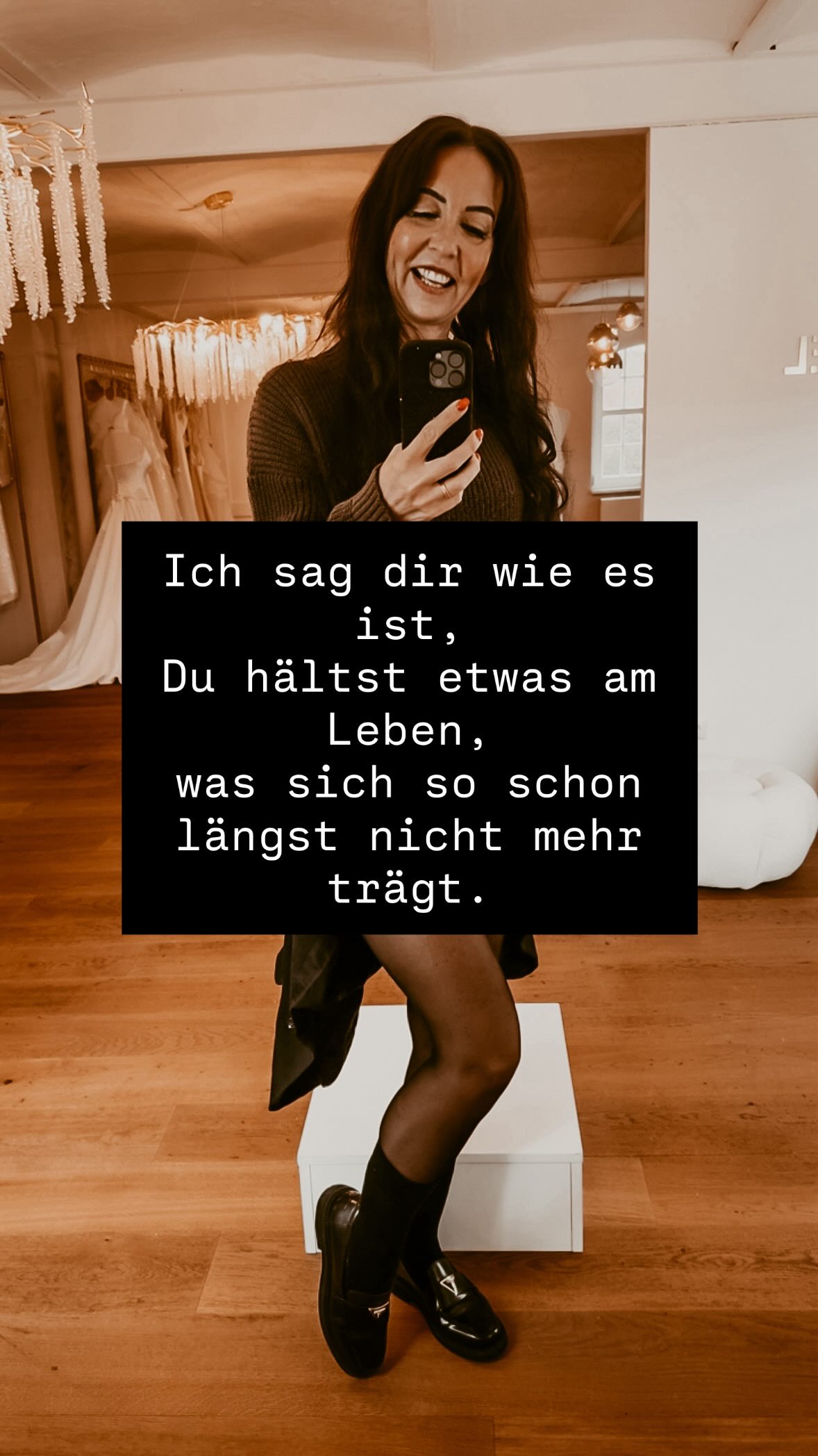 Viele Unternehmerinnen spüren gerade, dass sich ihr Business so nicht mehr trägt.
Aber kaum jemand spricht es wirklich aus.
Es funktioniert noch.
Von außen sieht alles stabil aus.
Aber innerlich weißt du längst:
So kann es nicht weitergehen.
Und genau da beginnt der Wandel.💫
Wenn du es spürst, bist du nicht allein.✨
⸻—————
Ulrike Dubiel
Inhaberin: BE You
BUSINESS COACH für FRAUEN
STORE COACHING
BUSINESS COACHING
ERFOLGSCOACH
UNTERNEHMERINNEN
UNTERNEHMERIN MIT STORE
BRIDAL STORE
#unternehmerinnen #businesscoachingfürfrauen #businessimwandel