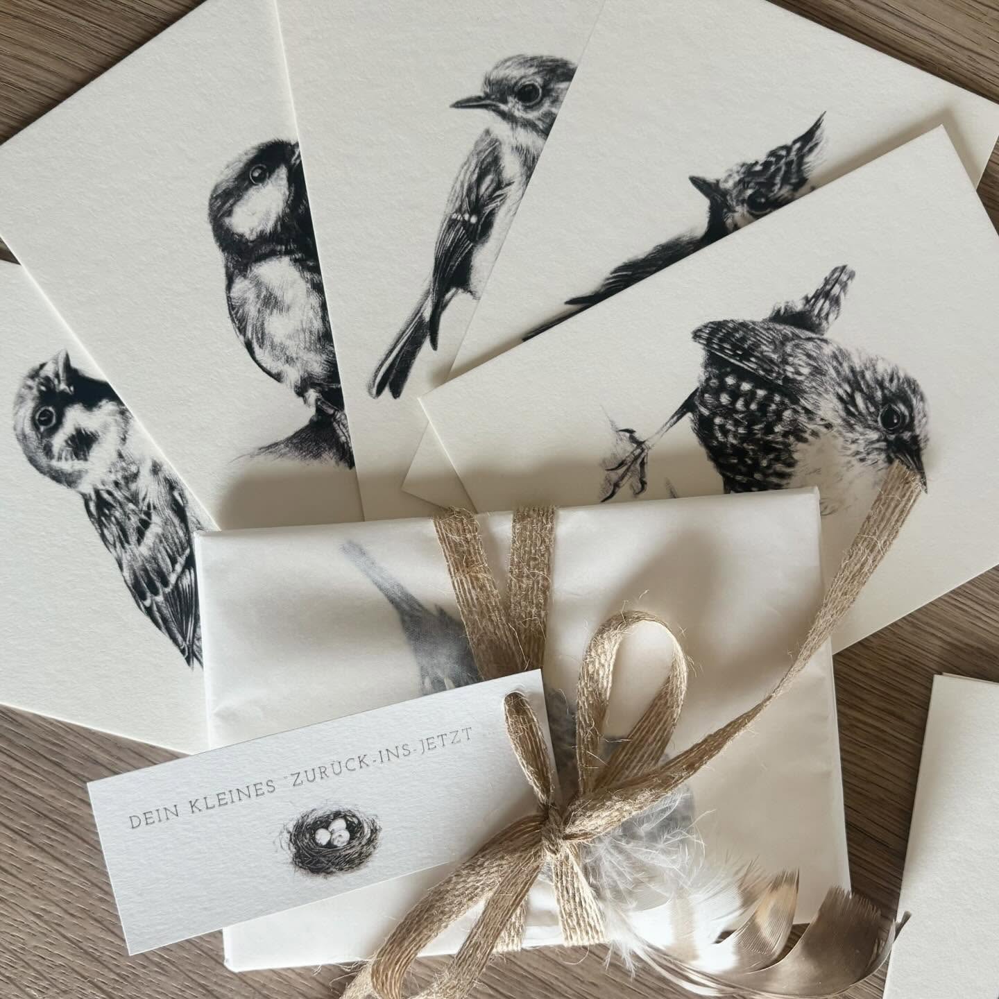„Das leise Zwitschern
eines Vogels
ist wie eine kleine Hand,
die mich sanft
zurückzieht — ins Jetzt.“ 💌
Ich freue mich sehr, dir heute die Postkarten Serie „Stille Post“ vorzustellen.
Entstanden ist ein Set aus fünf Postkarten.
Von jedem Motiv, gibt es nur 30 Exemplare. Somit gibt es sie nur in kleiner Auflage.
Wenn du dir ein Postkarten Set sichern möchtest, schreib mir gerne eine DM mit „Stille Post“ und ich sende dir alle wichtigen Infos zu 🤍💌
#stillepost #postkarte #zurückinsjetzt