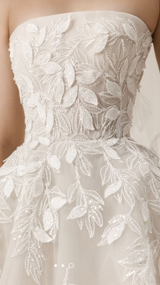 M A G I C
When brides come into the studio worrying about the fact that their dress doesnt zip to the top; there is ALWAYS something we can do✨️
Love creating magic like this!
#alterations #bridal #transformation