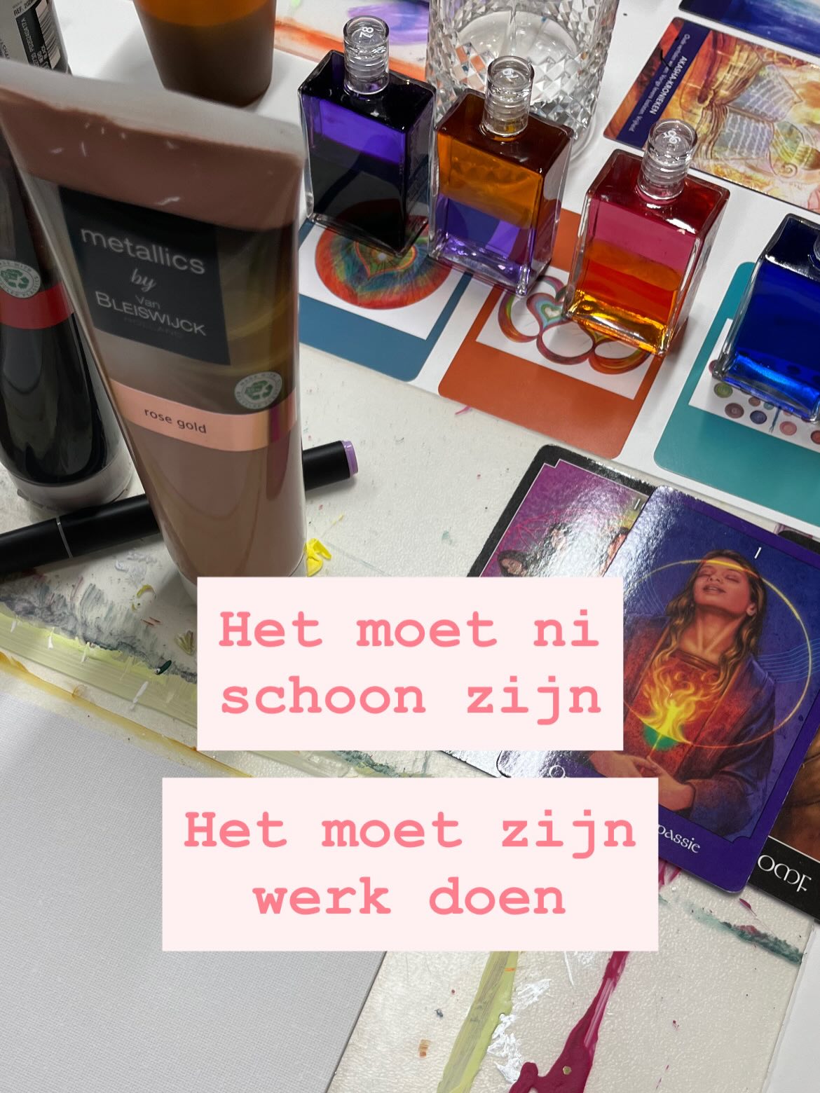 Het moet ni schoon zijn. Het moet zijn werk doen.
Swipe en ontdek wat we daarmee bedoelen 🎨
#intuitiefschilderen
#energetischetherapie
#kleurentherapie