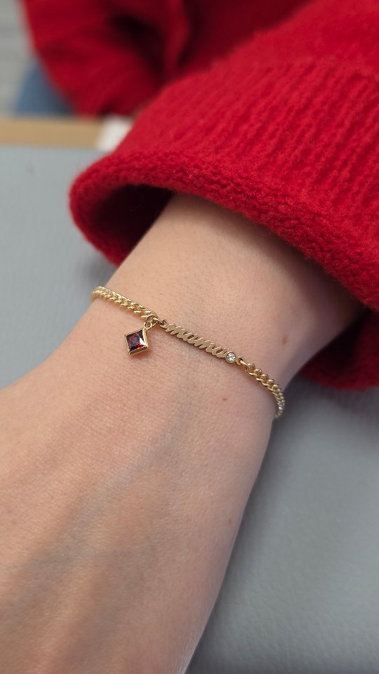 Kirsty came back for her second welded bracelet after welcoming her little boy 🥹👣.
A chunky curb chain, his birth month, the 777 angel number, and our best-selling mama connector ❤️.
🔗 2 appointments left this Saturday with Jemma.
If you’ve been thinking about a keepsake for your little one, this is your sign ✨.
Tap the link in our bio to view available time slots.
#permanentjewellery #weldedbracelets