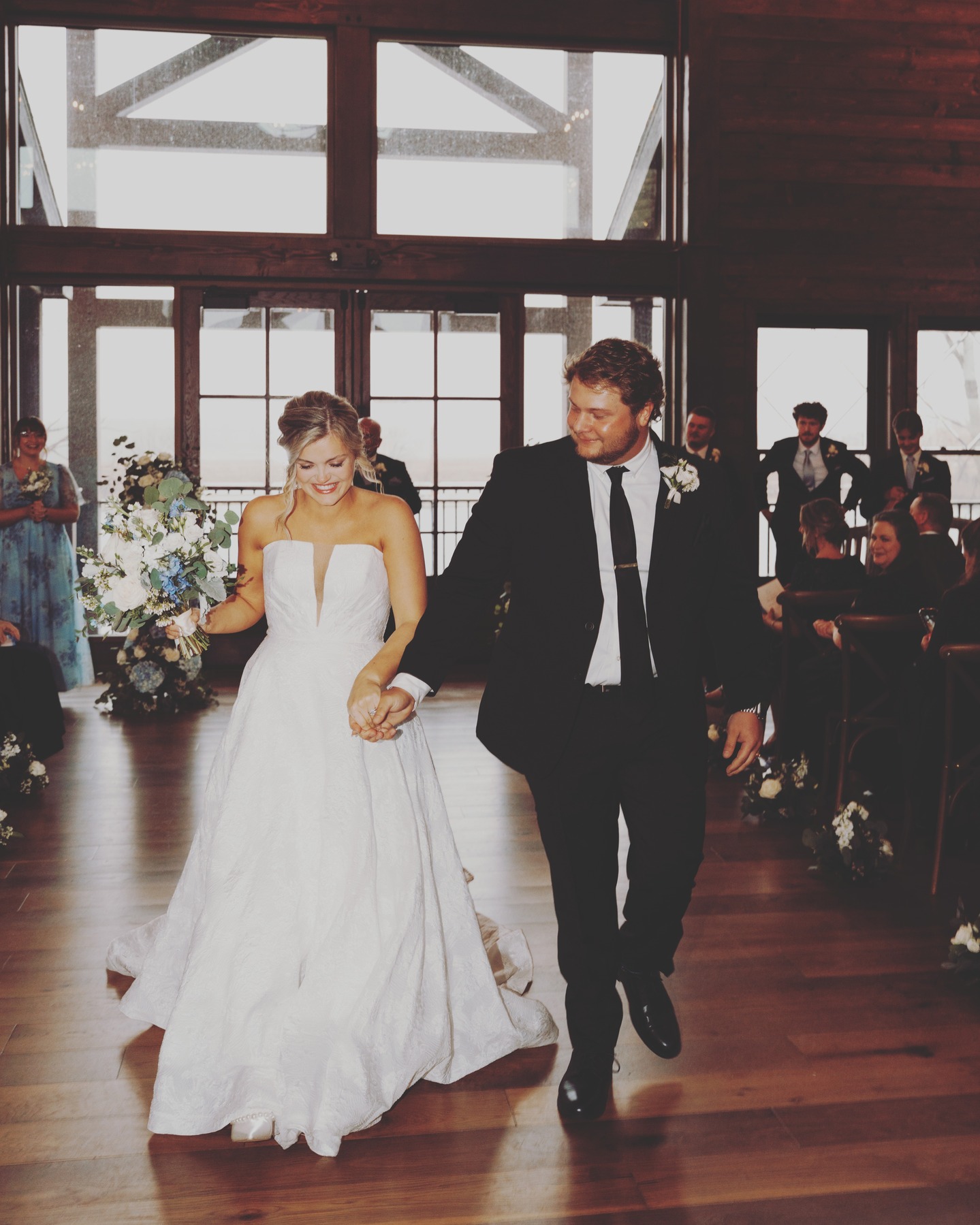 Happy Anniversary, @annapetriebryan 💙
Venue: @roundlakefarms