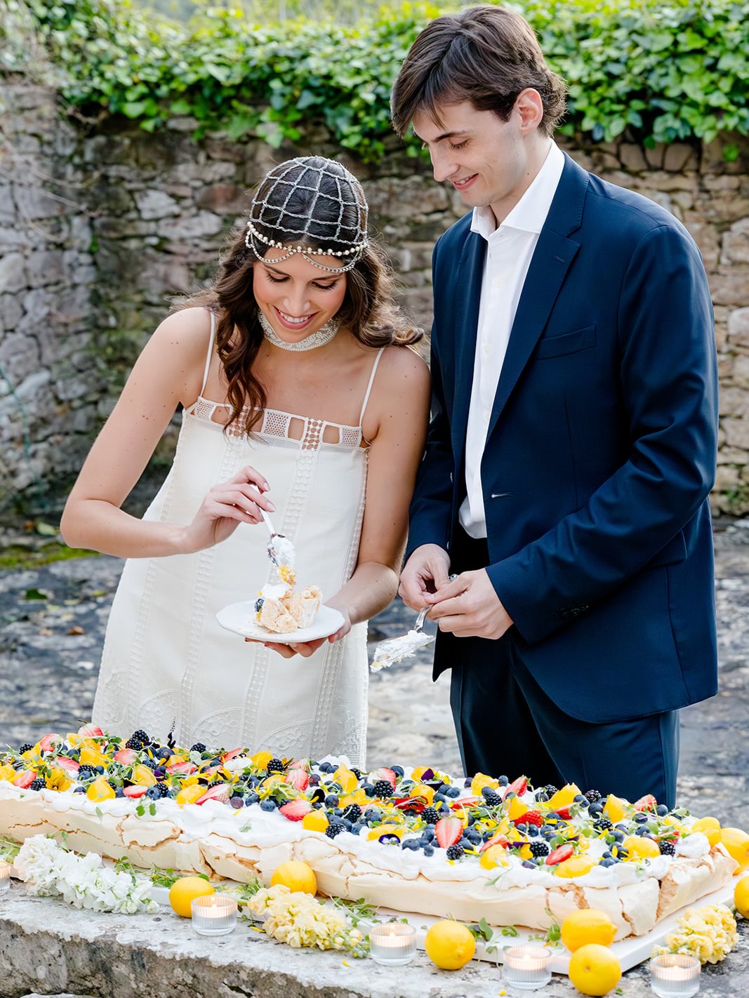 Queridos noivos, falta só um bolo para revelarmos toda a coleção de bolos de casamento! Achamos que vão adorar Il gran finale! 🤍
Temos recebido muitas mensagens nos últimos dias e estamos muito contentes com o vosso entusiasmo!😍
Todos estes bolos estarão disponíveis no nosso site daqui a uns dias. Para casamentos e eventos de grandes dimensões, fazemos entregas em todo o país em carrinha refrigerada. Durante a próxima semana responderemos a todos os pedidos de orçamento. Obrigada 🤩
#wedding #weddingcake #weddingphotography #weddinginspiration #bolodecasamento