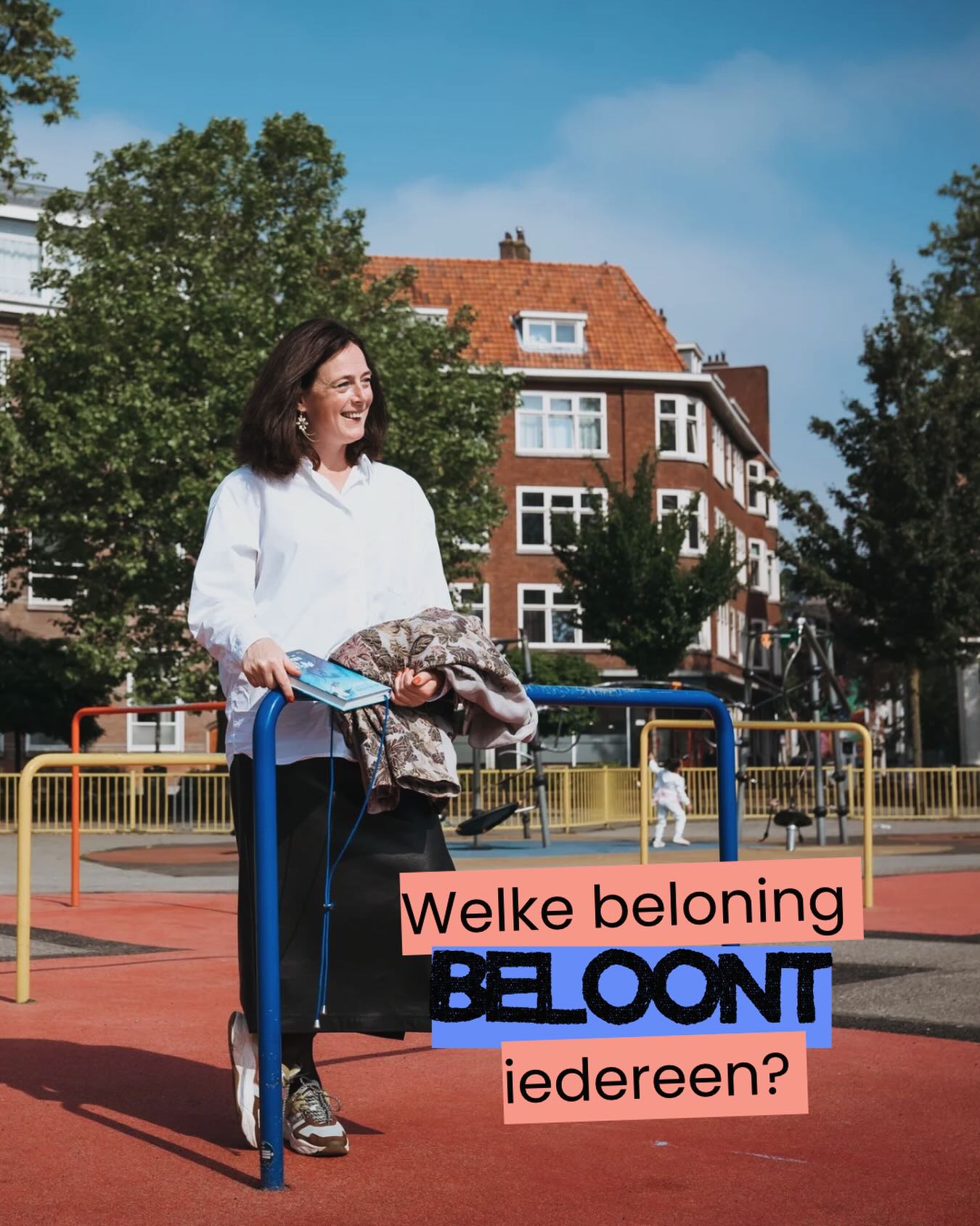 🔥 Tip van de week!
Denk goed na over beloningen.
De leerlingen hebben goed gewerkt, je hebt een fijn uurtje met de klas gehad, het is lekker weer dus besluit je onder het mom van extraatje of beloning naar buiten te gaan. Wat een feest! Zou je denken toch? Ben je eenmaal buiten dan zijn er toch kleine akkefietjes of wat grotere. Dan ga je extra naar buiten voor hen en dan is er nog gedoe!
Herkenbaar?
Een tijd geleden zat ik in zo’n klas bij zo’n beloningsmoment en opeens realiseerde ik me dat de beloning voor lang niet iedereen een beloning is. Je kan beargumenteren dat er niets is dat voor iedereen even leuk is en dat klopt. Dat bedoel ik ook niet. Ik heb het over sociaal onveilige groepen. Dat klinkt zwaar maar dat hoeft het niet te zijn. Ik heb het over groepen die je sociaal gezien niet positief noemt.
In zo’n groep is een aantal leerlingen, wellicht de meeste, altijd op hun hoede. In een sociaal onveilige groep moet je elkaar altijd in de gaten houden. Wie is waar ten opzichte van mij, hoe kan en wil ik mij nu gedragen, wie ziet dat en welke gevolgen kan dat hebben voor mijn positie. Dit klinkt misschien overdreven in en ik zeg niet dat leerlingen dit bewust denken maar onbewust is dit wel wat door de koppies heen kan gaan.
Als dit voor jouw groep zo is, realiseer je dan dat dit wat ik hierboven beschrijf versterkt wordt in ongestructureerde situaties. Buiten spelen is bij uitstek zo’n ongestructureerd moment van de dag. En dan is dat dus geen beloning.
Als er bij het buiten spelen vaker gedoe is, is het ook eigenlijk gek om te verwachten dat het bij extra buiten spelen heel gezellig zal zijn.
Pleit ik voor nooit meer buiten spelen? Nee, natuurlijk niet. Ik pleit voor strakke verwachtingen uitspreken en duidelijke regels bij het reguliere buiten spelen want ook dit moet geleerd worden en buiten en spelen is allebei belangrijk. De tip gaat vooral over het nadenken over een beloning die past bij zoveel mogelijk leerlingen in jouw groep. Hoe lekker dat zonnetje ook schijnt, hoe verleidelijk buiten spelen ook is, het is wellicht niet de beloning waar iedere leerling in jouw klas zich het meest mee beloond voelt.