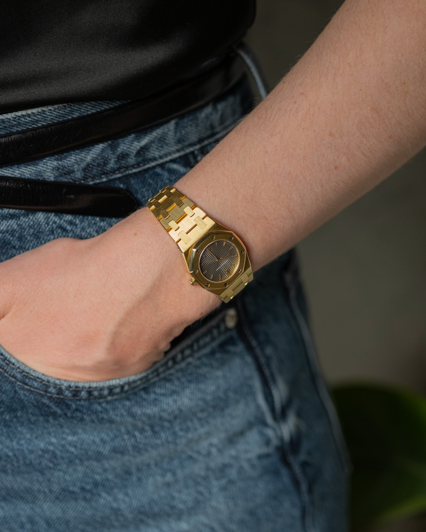 Live now: a Yellow Gold Lady Royal Oak from Audemars Piguet.
With its refined 26mm diameter, this lovely and delicate example is now available on our website.
Presented in pristine condition, it is offered with its original box and an extract from the archives confirming its date of sale in 1981.
.
.
#audemarspiguet #royaloak #royaloaklady