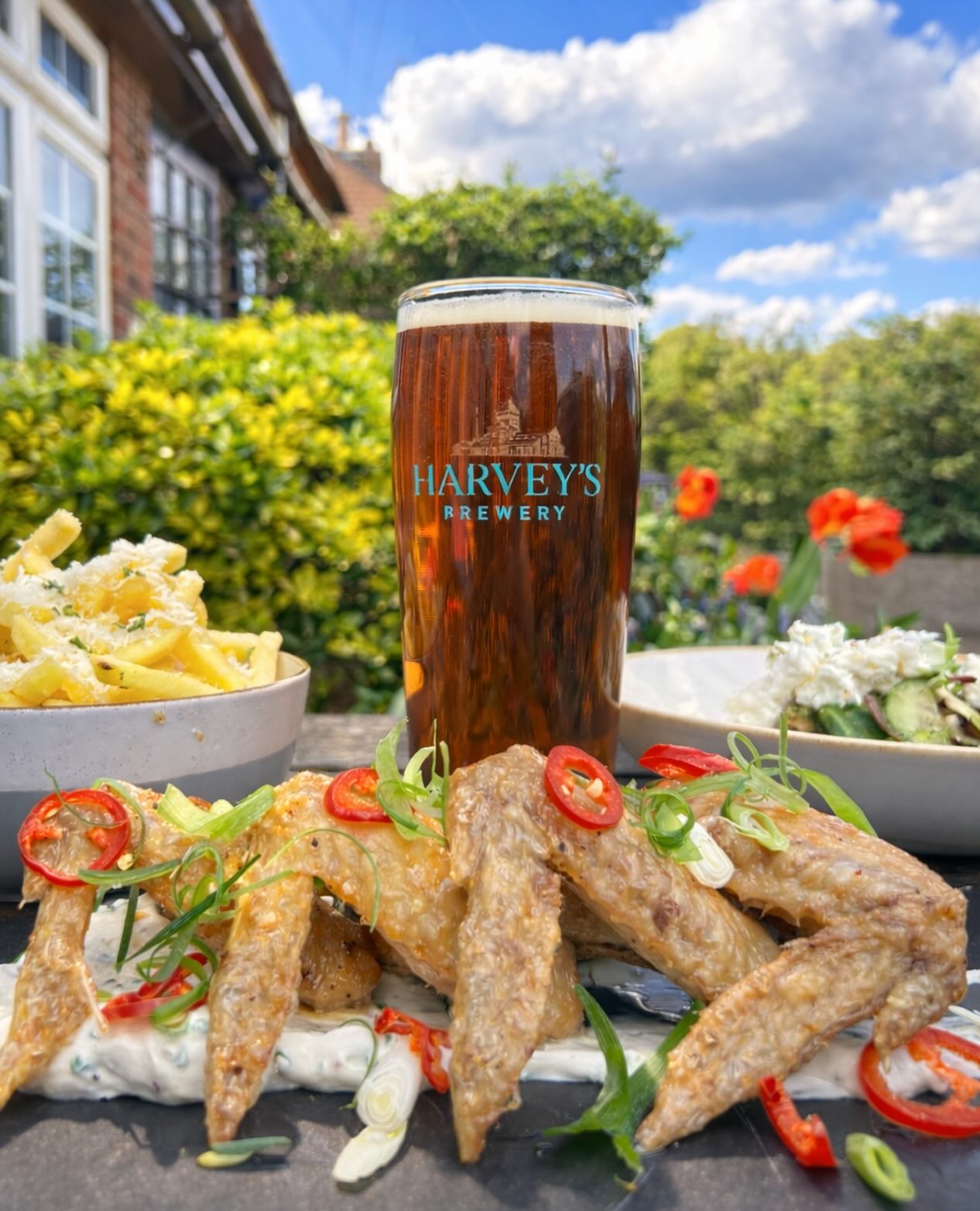 Harvey’s pints pouring 🍺
Chicken wings, side plates and sunshine waiting.
Grab a table and order yours today #harveysbrewery #chipstead #kent #pubfood #spring