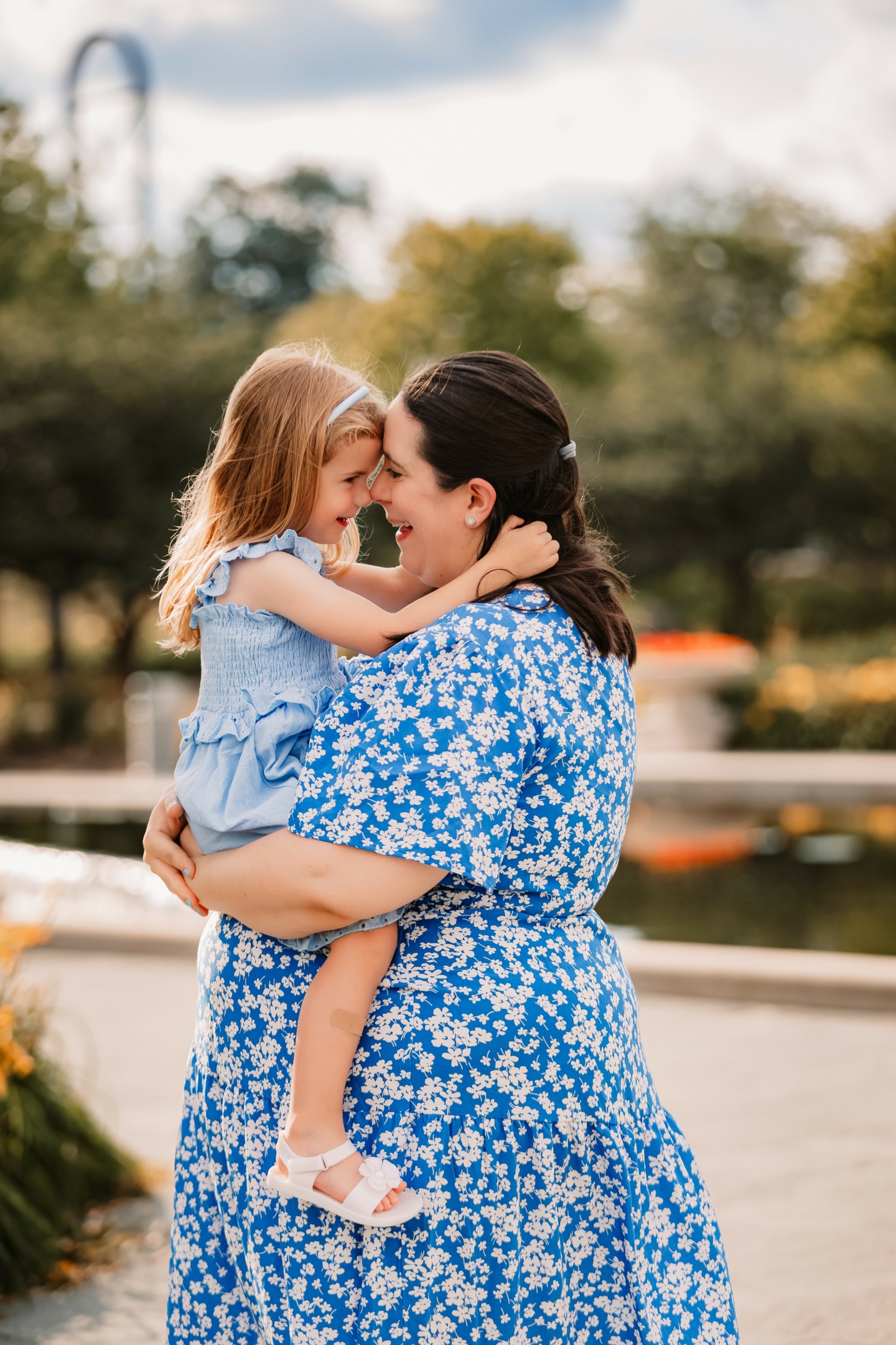 Quick Tip for Moms Before a Session
You don’t need to “wait until you feel ready.”
Your kids already see you as beautiful exactly as you are.