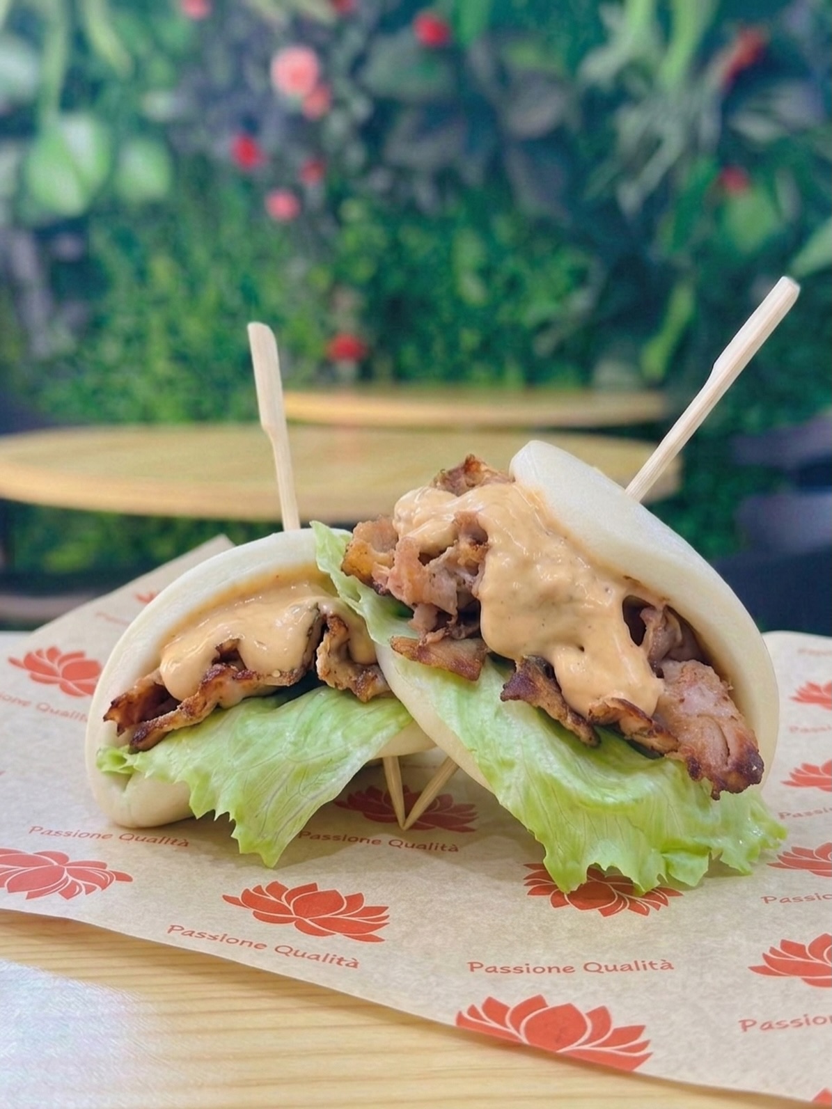 🥢🔥 Bao Kebab: piccolo formato, grande tentazione
A Siracusa lo street food evolve, e il nostro bao con carne di kebab ne è la prova.
Morbido fuori, ricco dentro: kebab, insalata e salsa burger si incontrano in un equilibrio semplice ma irresistibile, pensato per sorprendere al primo morso.
Se sei a Siracusa e vuoi provare qualcosa che esce dagli schemi, questo è il momento giusto. 😋
#StreetFoodSiracusa
#SiracusaFood
#MangiareASiracusa
#SiracusaDaGustare
#foodsiracusa