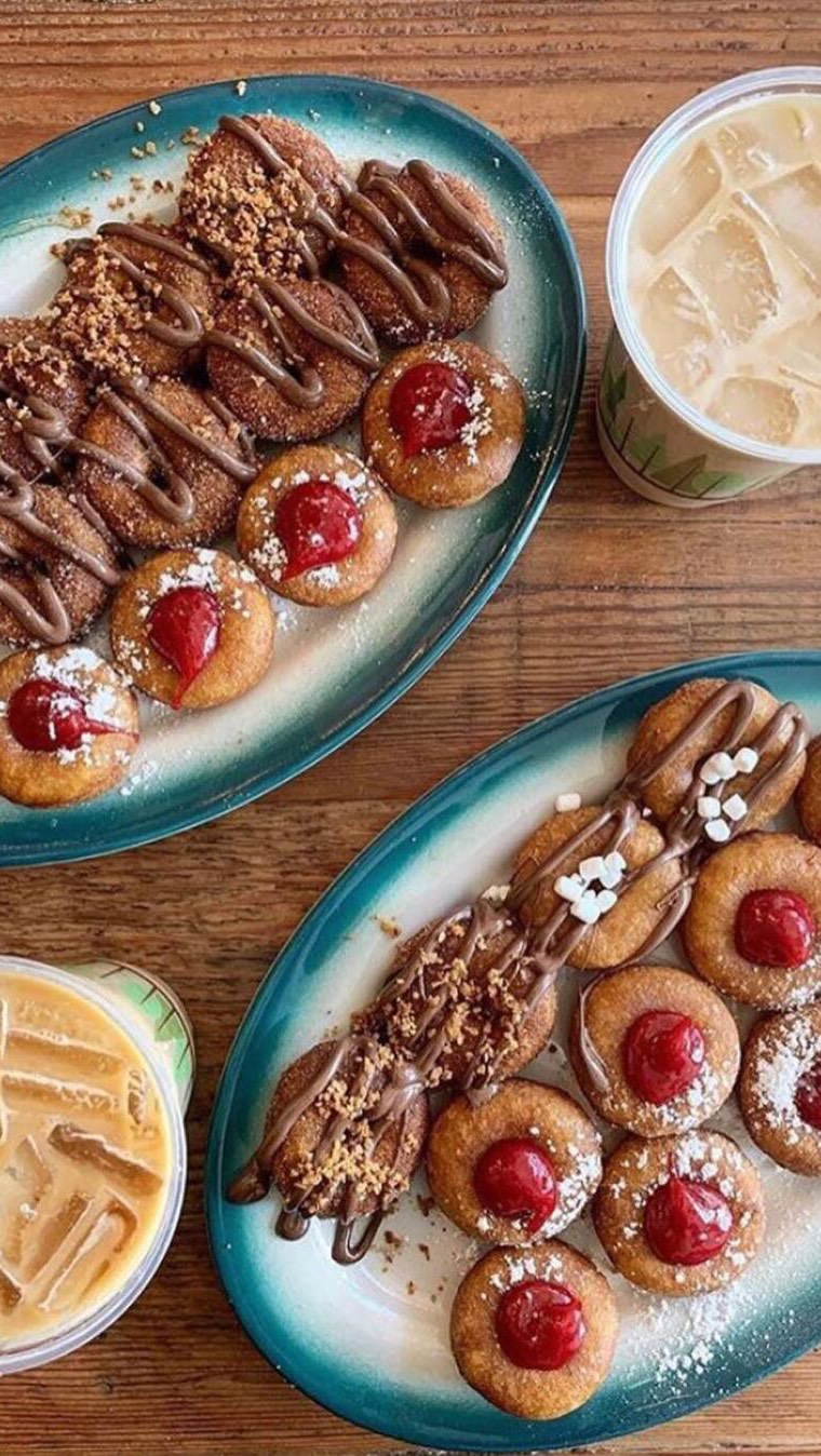 Sweet treats for your wedding that deserve their own spotlight!
@themobilescoop_icecreamcaterer @pipsoriginal @pdxcookieco @laprovence_pdx @laurettajeans @hungryheartpdx @voodoodoughnut @piespotpdx @sloshypops @marshandmallowco
#candyglassproductions #portland #pdx #oregon #portlandoregon #pnw #portlandweddings #pnwwedding #weddingdesserts #desserttable #minidesserts #desserts #dessertlover #dessertbar #yummy #weddinginspo #weddingvideography #weddingday #weddingvendors #weddingplanning #2026brides #sweetdesserts #deliciousdesserts