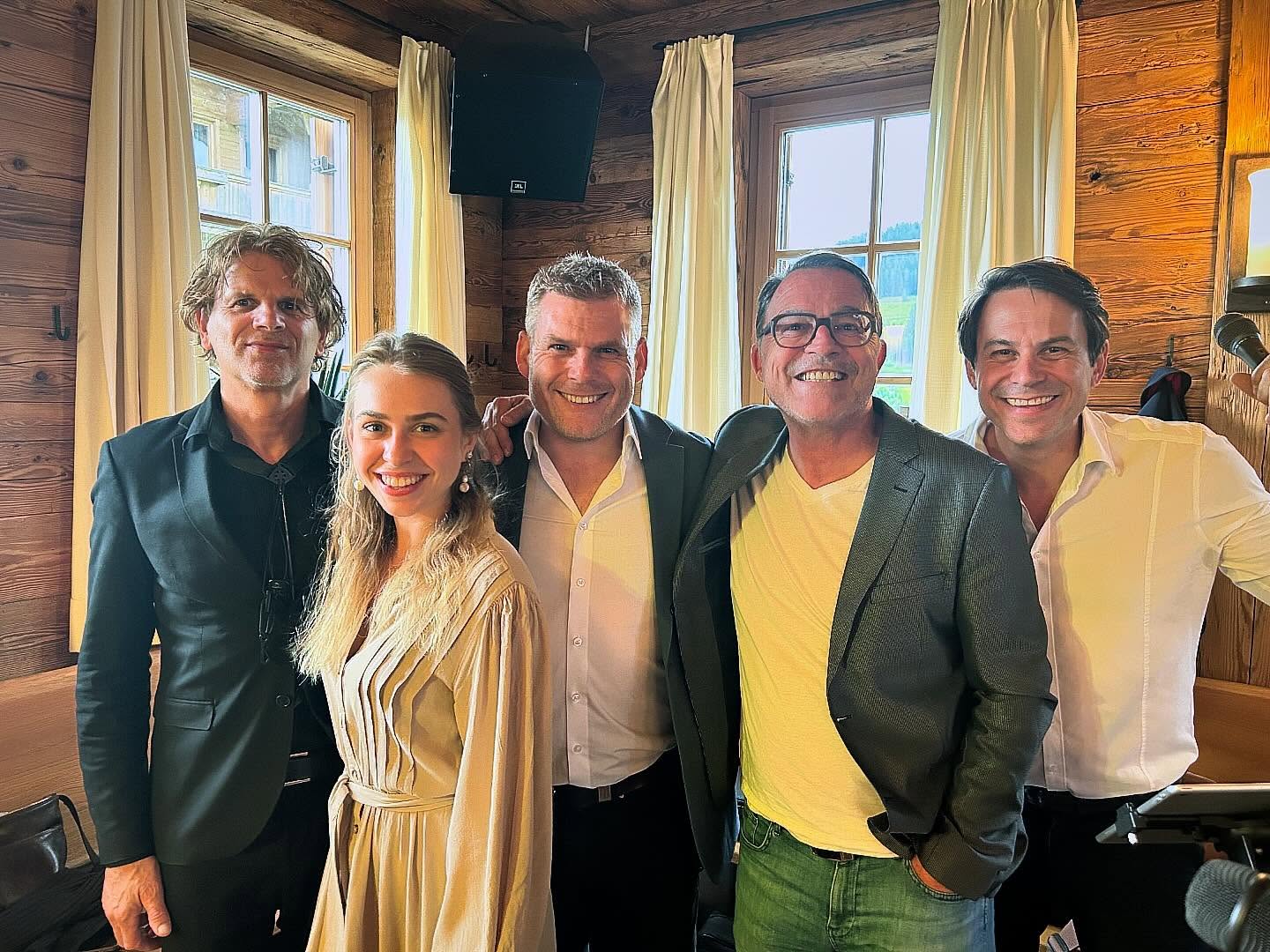 As a wedding speaker, working with other quality professionals makes everything that much easier and more enjoyable as we come together as a team on the day. 👊🏻
It was a joy to work with the absolutely fantastic @dacapomusic_official at a recent Alpine wedding. Brilliant musicians and singers and big hearted people! My compliments and thanks to them - highly recommended!👏❤️💯
#wedding #hochzeit #trauung #trauredner #weddings #weddingspeaker