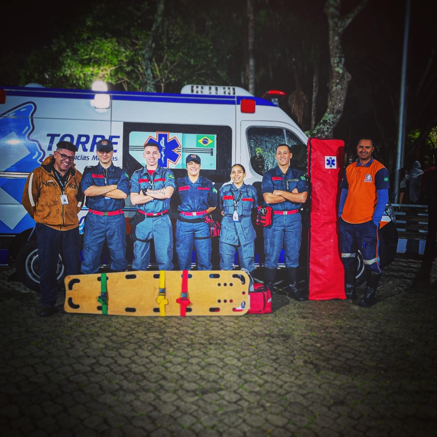 "Investir no seu futuro, é a melhor fonte de investimento e retorno." 🎓
⠀
ÚLTIMAS MATRÍCULAS: Curso de Formação de Bombeiro Profissional Civil. 👨🏾🚒👩🏼🚒
⠀
Período: Noturno (19:00 às 22:30) / Integral (08:00 às 17:00).
Turma: Segunda, Quarta e Sexta / Sábado.
Carga Horária: 250 horas.
Duração: Em média 5 à 6 meses.
⠀
Essas fotos são registros da cobertura que os(as) nossos(as) bombeiros(as) civis fizeram para o evento realizado no SESI. ⛑️
⠀
São momentos como esses que percebemos que os nossos objetivos são realizados. Parabéns aos(as) nossos(as) bombeiros(as) civis e ex-alunos(as) pelo comprometimento e por doar tempo à zelar e cuidar do próximo! 👏🏻
⠀
Venha, você também, sentir essa emoção de sonho realizado e conquistar o seu objetivo conosco! 🤩
⠀
Estamos com as matrículas abertas para a nossa próxima turma, aguardando você para alcançar o seu tão sonhado desejo, juntos! 🤝🏻❤️
⠀
Entre em contato conosco e garanta já a sua vaga!!
⠀
RECADO IMPORTANTE: As fotos foram seguindo todas as exigências e prevenções do Ministério da Saúde. ⛑
⠀
Para maiores informações:
📞 (12) 98136-0655 (WhatsApp)
📬 contato@guardioesdofogo.com.br
🏠 www.guardioesdofogo.com.br
📍Rua Sebastião Humel, 412 - Centro - São José dos Campos/SP
⠀
C.O.T.E - Guardiões do Fogo,
“Lutando pela sua vida e seu futuro.”
⠀
#primeirosocorros #bombeirocivil #aph #profissao #saojosedoscampos