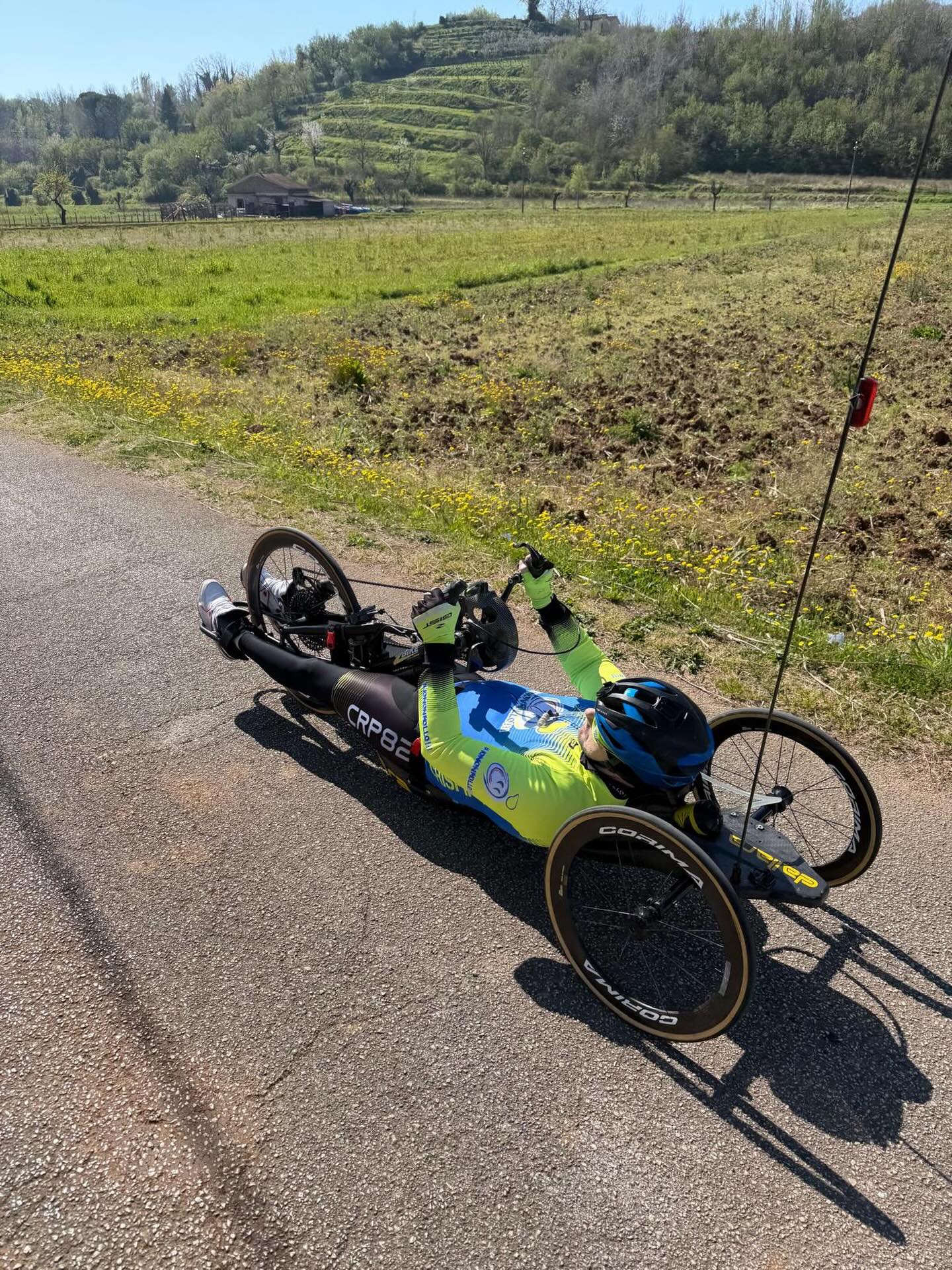 Come un bambino al primo giorno di scuola.. esatto è così che mi sentivo. Emozionato ma con tanta voglia di riprendere. Doveroso è il ringraziamento a Pietro per otto anni indimenticabili dove non si è Mai tirato indietro .. tornare a sentire il vento in faccia può essere banale ma per me è stata una sensazione bellissima che mi ha dato nuovo slancio per affrontare tutto ❤️