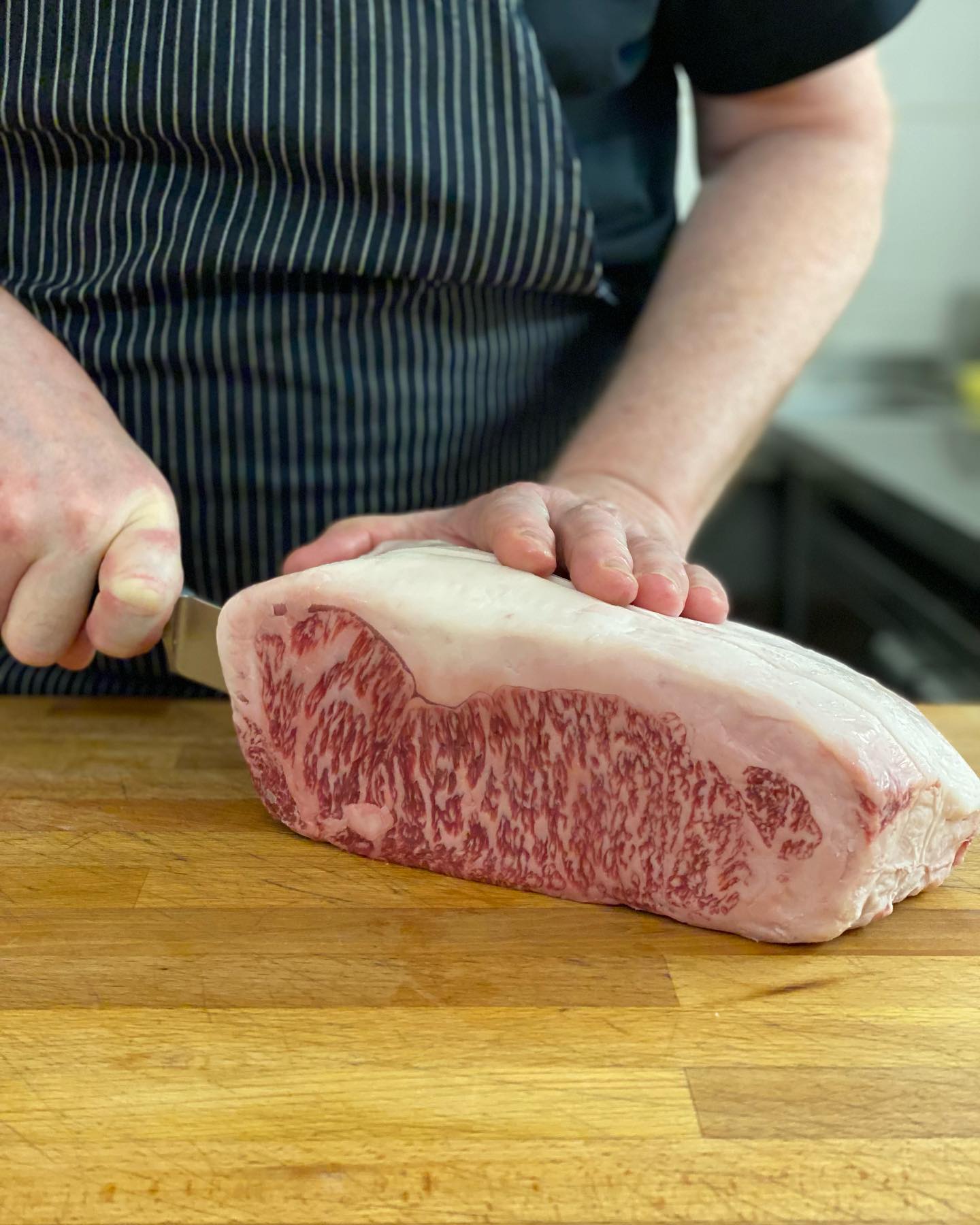 Wagyu nízká roštěná A5+ z Japonska. 🇯🇵 Nejvyšší stupeň mramorování. 🥩 Povídá se, že volky masírují čajovými lístky 🌿 a že žijí jako v pohádce. 🧙♂️ Jestli je to pravda nevíme, ale rozhodně pohádkově chutná. 🤤
#meat #beef #japanese #wagyu #steak #artfood