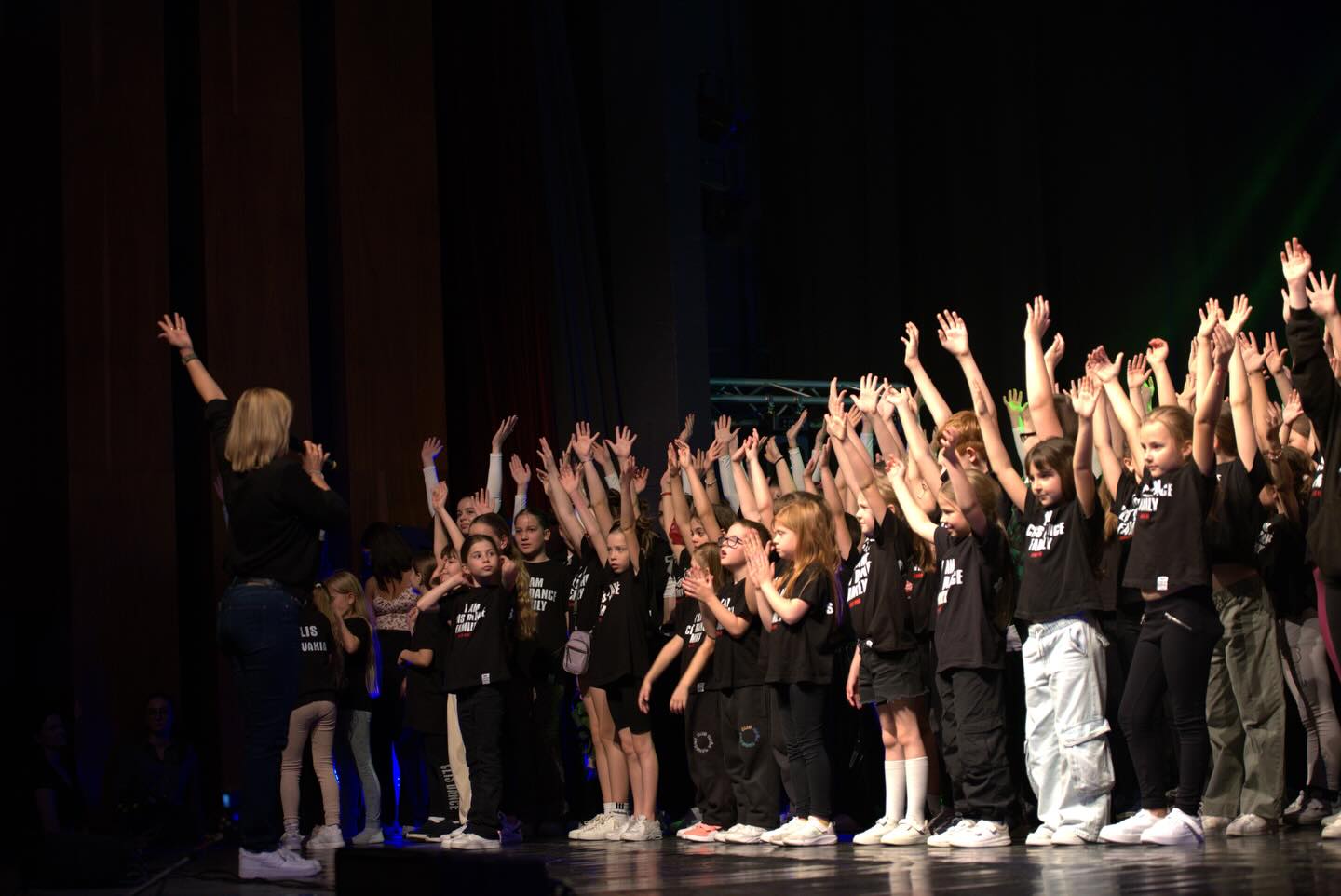 Dnes oslavuje narodeniny človek, bez ktorého by Clis neexistoval. 🤍
Ivett, ďakujeme Ti za všetko, čo si vytvorila… a čo stále tvoríš. Za energiu, čas, trpezlivosť, vášeň aj srdce, ktoré do nás každý deň vkladáš.
Sme hrdí, že môžeme byť súčasťou niečoho, čo má tak silné korene a dušu.
Prajeme Ti všetko najlepšie k narodeninám – nech sa Ti vracia všetko dobro, ktoré rozdávaš. ✨
S láskou
Tvoja tanečná rodina 🤍