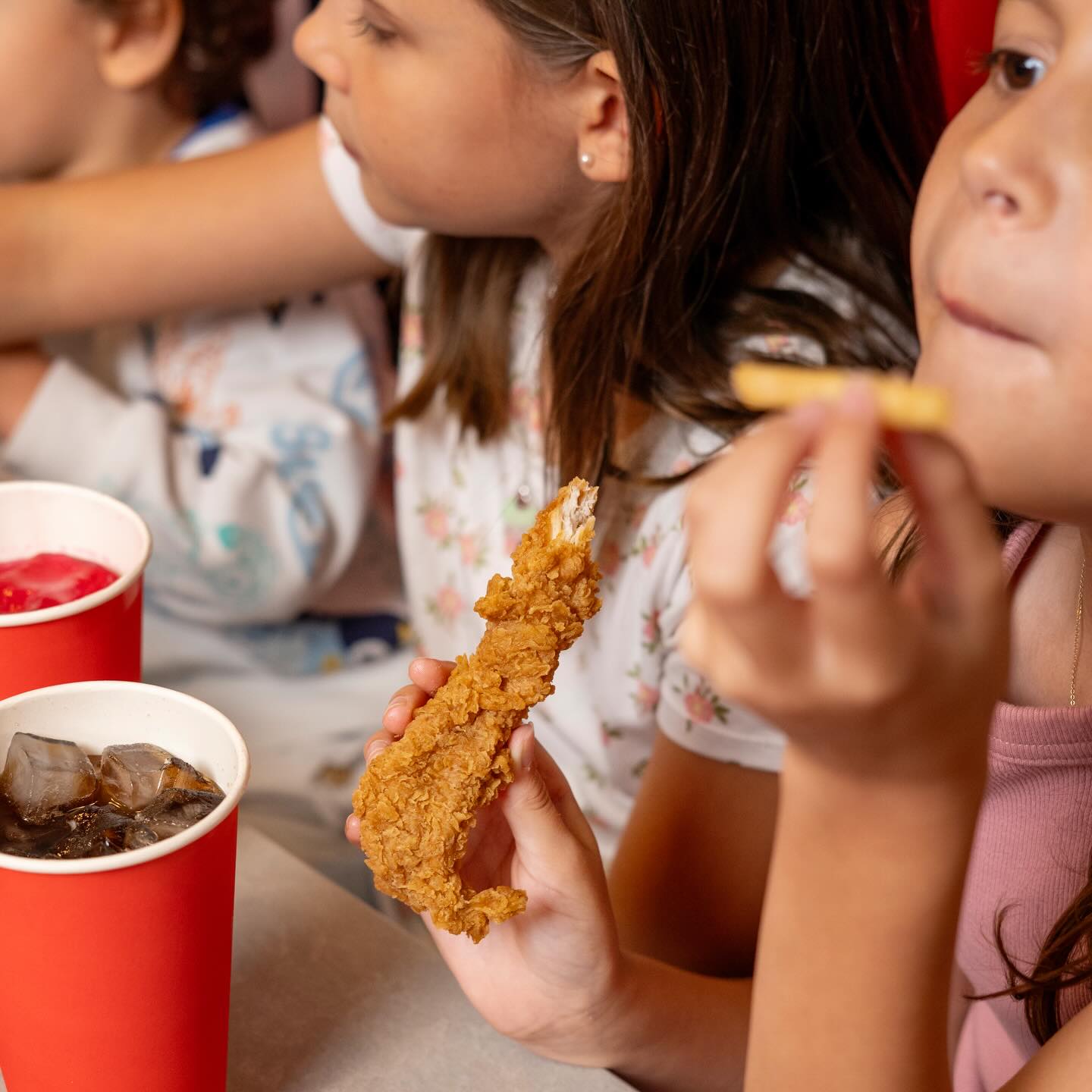 El parkin más cool se vive en Doxi’s. Una tarde con chicken fingers y los sides más ricos. Te esperamos en nuestra sucursal de Costa del Este, en la plaza del Super 99💥
Abiertos todos los días de la semana, excepto viernes 3 de abril.
#Doxifícate
