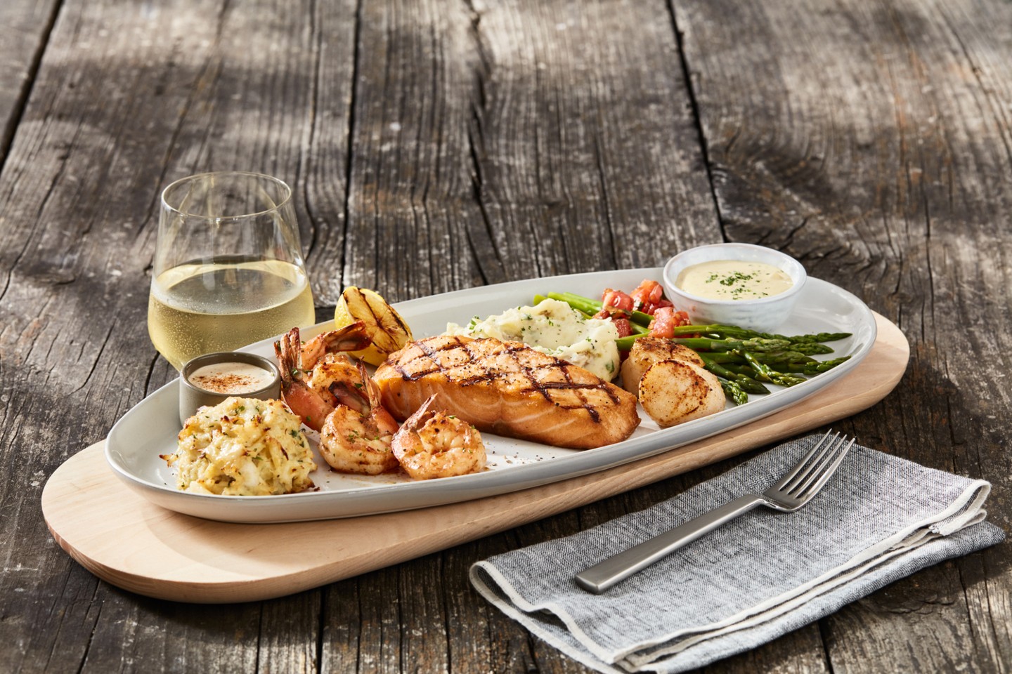 We're craving seafood 🐟
On the menu at J Gilbert's: Seafood Mixed Grill. Shrimp, scallops, salmon, and jumbo lump crab cake accompanied by whipped potatoes and grilled asparagus. We're sold.
See the full menu & make your reservation: @jgilbertsomaha
