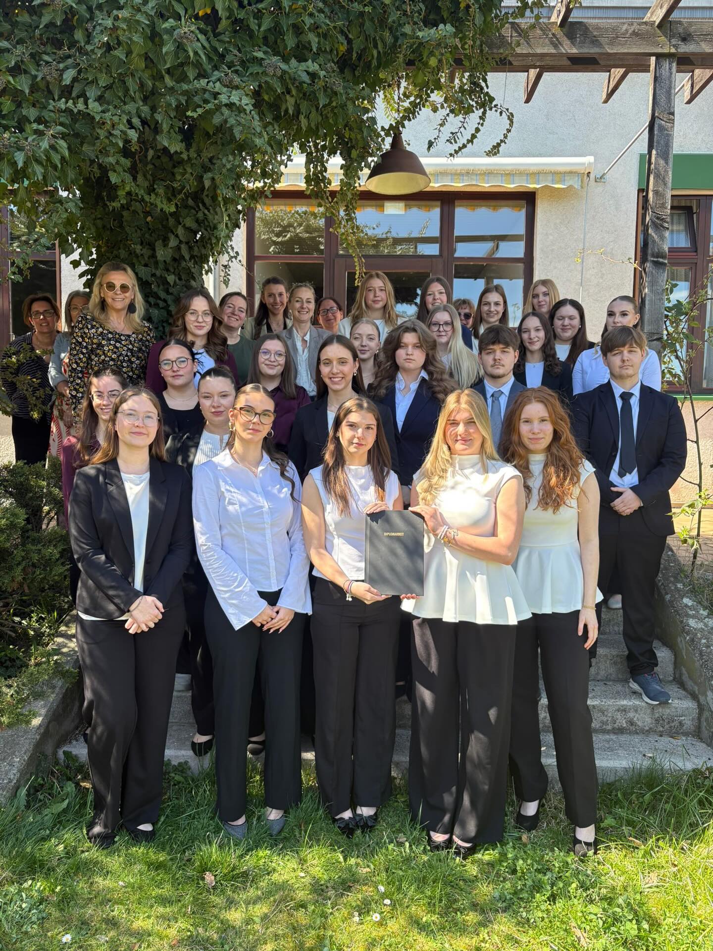 Herzlichen Glückwunsch an alle zur bestandenen Diplomarbeitspräsentation und -diskussion.
Monatelange Arbeit, viel Einsatz und Durchhaltevermögen haben sich ausgezahlt – ein riesiger Meilenstein ist erreicht. 🥳