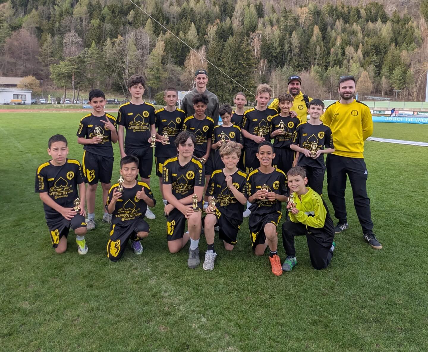 💛🖤 U13 beim Osterturnier in Bludenz 🐣⚽️
Auch unsere U13 war heute mit viel Einsatz und Begeisterung beim Osterturnier in Bludenz am Start 💪
Neben spannenden Spielen war ein ganz besonderes Highlight der Besuch von einem echten Fußballprofi! ✨
Der ehemalige SC Tisis Spieler Filip Milojevic, mittlerweile bei Altach aktiv, überraschte die Kids vor Ort 🤩
Die Freude war riesig und sorgte für viele strahlende Gesichter und unvergessliche Momente 🙌
Ein Tag voller Spaß, Motivation und Fußballleidenschaft! 💛🖤⚽️
#SCTisis #U13 #Osterturnier #Bludenz #nachwuchs