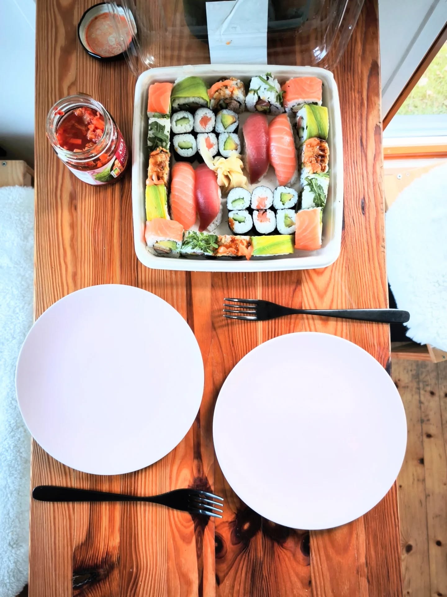 gross ist der esstisch im tinyescape nicht, aber ne sushiplatte für zwei passt schon drauf 🙀🍤🍣