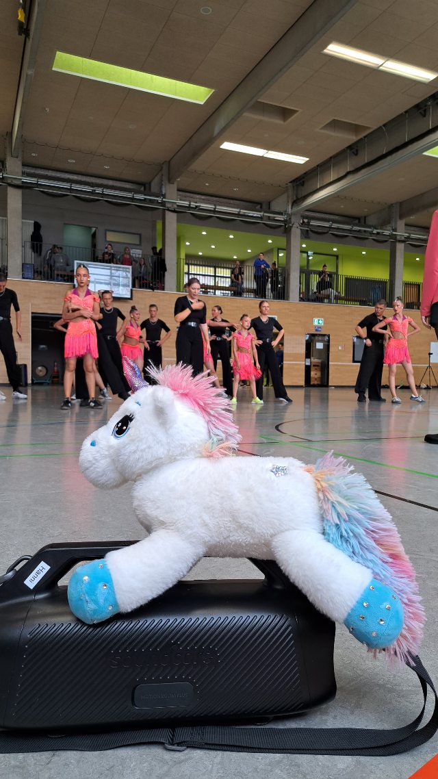 Was tanzt unser C-Team in der nächsten Saison?🤔
Nachdem wir jetzt 2 Jahre mit der eigenen Musik " Wunder" an den Start gegangen sind, bleibt nun die Frage was danach kommt.
Wird es eine "alte" Musik oder waren wir wieder kreativ und haben eine neue Musik geschnitten wie bereits vor 2 Jahren?
Seid gespannt!
Du möchtest Teil unseres C-Teams werden?
Dann komm zu unseren Schnuppertrainings vorbei!🫵
#bietigheim #musik #probe #choreo #oberliga