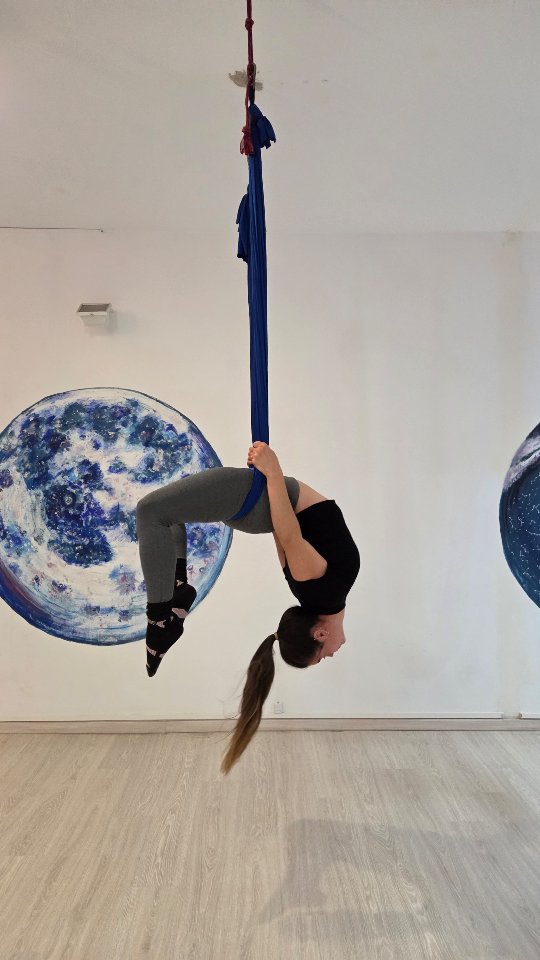 AéreoFit & Acrobacia. Nueva clase en horarios ⬇️⬇️🤗🤸♀️
Clase dinámica que combina lo mejor del fitness aéreo y la acrobacia básica en hamaca.
La primera parte está enfocada en el entrenamiento físico del cuerpo: trabajamos fuerza, resistencia, core y movilidad mediante ejercicios funcionales en el aire, adaptados a todos los niveles.
En la segunda parte nos adentramos en la acrobacia aérea básica, aprendiendo figuras, transiciones y movimientos de forma progresiva y segura.
Una clase perfecta para fortalecer el cuerpo, mejorar la coordinación y ganar confianza en el aire, mientras disfrutas del movimiento y superas nuevos retos.
Te esperamos 😉