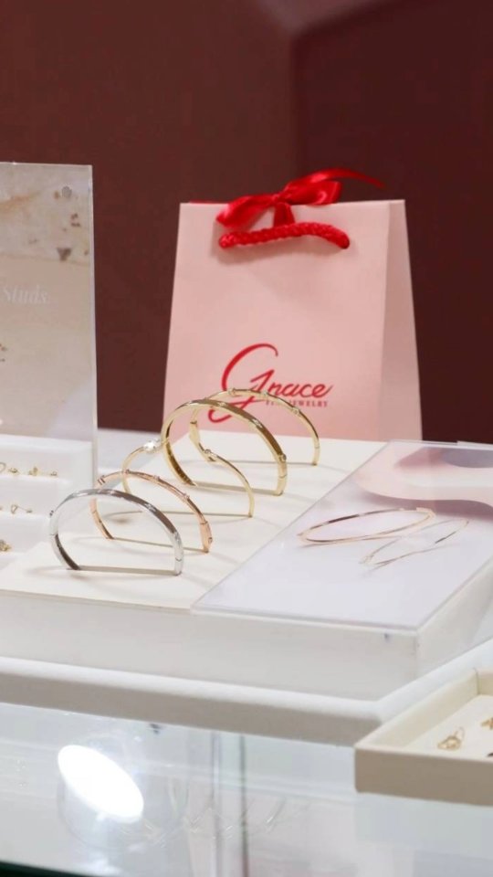 ตัวล็อคแบบใหม่แข็งแรงมาก!!!! กำไลทองแท้เพชรแท้มีให้เลือกหลายแบบไว้ Stacks บนข้อมือสวยๆ มาพร้อมกับ New Lock Technology ก็คือปังมาก ใครไม่อยากตกเทรนด์ในไอจีต้องรีบมาตำกันด่วนๆเลยค่ะ
กำไลสามารถสั่งได้ทั้งทองแท้9K และ 18K ค่ะ
สนใจทักไลน์ gracefinejewelry มี @ ข้างหน้าด้วยนะคะ
Interested? Add us on LINE app gracefinejewelry with @ in front
Flagship Store - Baan Silom, Silom Soi 19
Store Opening Time
Mon to Fri 10:00 to 18:00
Sat 11:00 to 17:00
☎️ 02-115-0636
💌 customers@gracefinejewelry.com
🌍 www.gracefinejewelry.com
💳 Cards Accepted
