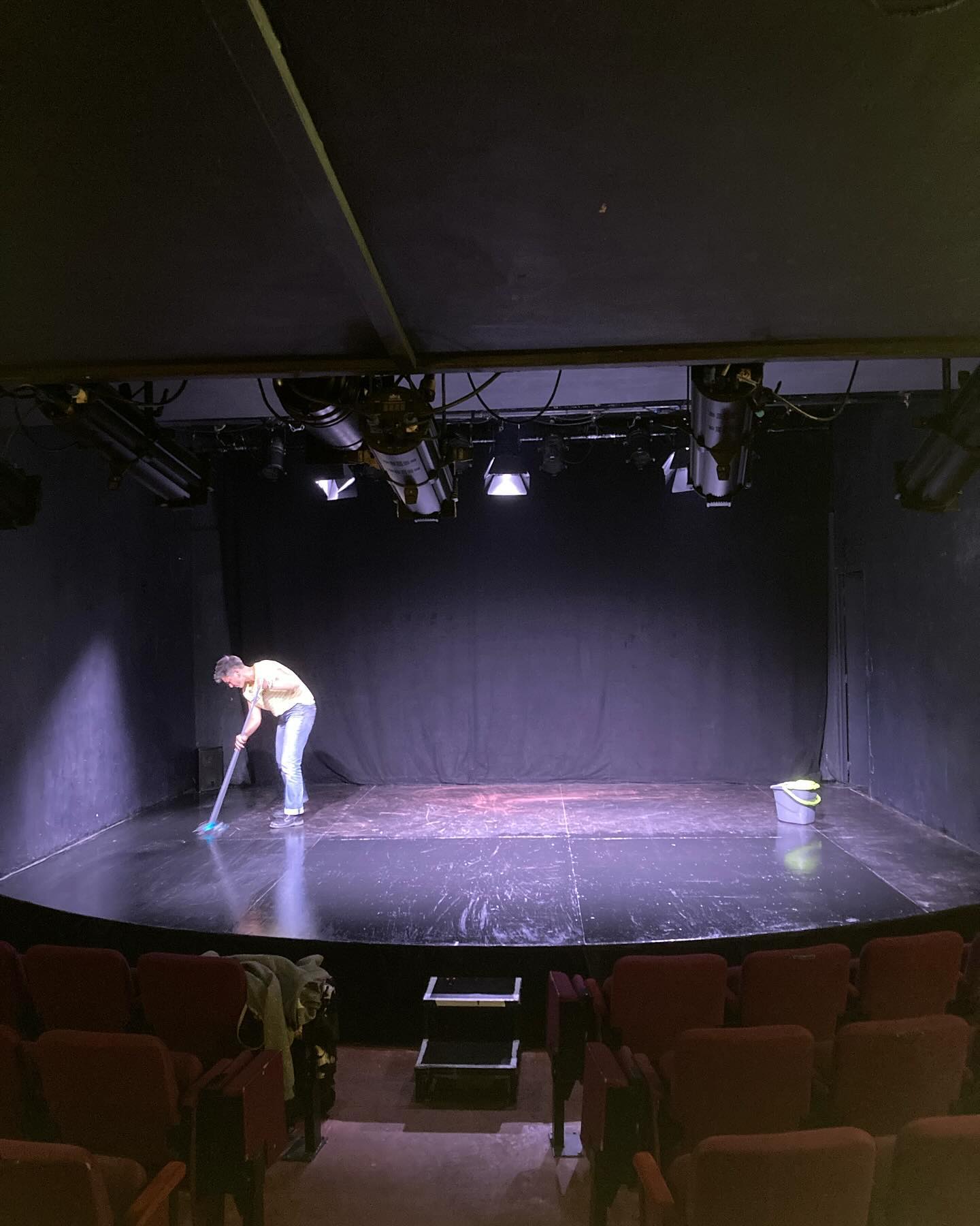 Donc, le rideau est tombé sur notre première série de performances de Bubble @theatregrandrond. Merci à leur merveilleuse équipe pour son soutien et son accueil et merci pour tous ceux qui sont venus voir le spectacle. Nos prochaines représentations sont à Fleurance à 20h30 le 14 novembre et à Gimont à 19h30 le 16 novembre!