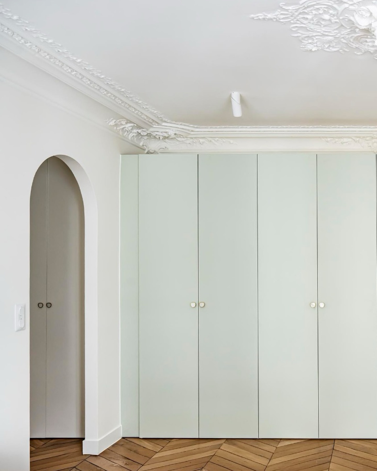 Un dressing pensé comme une pièce à part entière dans cette suite parentale.
Ici, le choix n’a pas été d’aller jusqu’au plafond. Les corniches existantes, particulièrement élégantes, méritaient de rester visibles. Le meuble vient donc s’inscrire juste en dessous, comme une évidence, en respectant l’architecture du lieu plutôt qu’en la masquant.
À l’intérieur, des caissons IKEA optimisent la fonctionnalité, tandis que les façades sur mesure signées Atelier Georges @atelier_georges_agencements apportent caractère et finesse à l’ensemble.
Une approche simple : composer avec l’existant pour mieux le révéler.
@julien_pepy_photographe
#dressing surmesure #architectureinterieure #renovationparis #menuiseriesurmesure #interiordesignparis