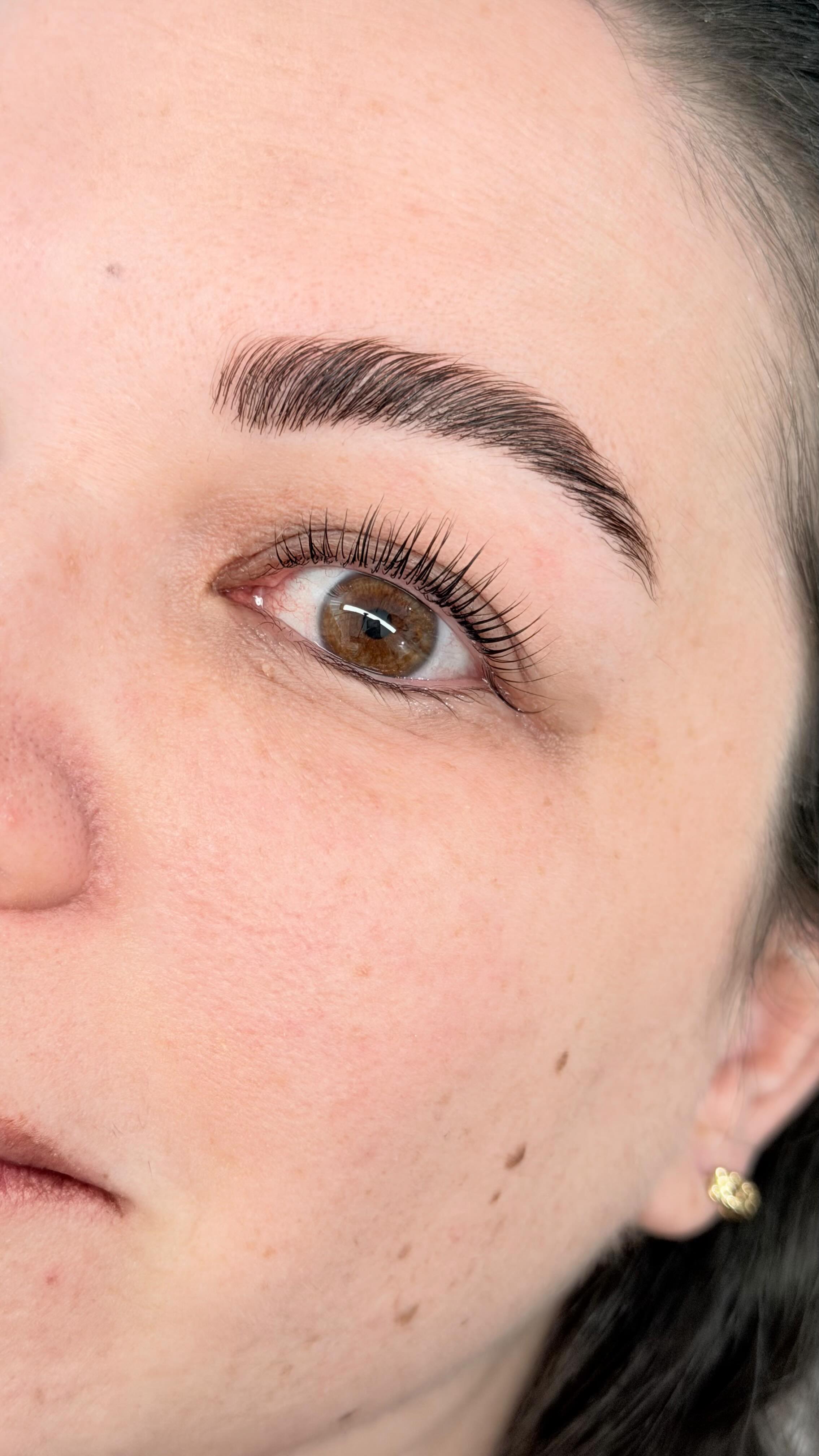 🎓Vlog formation✨
Je me suis rendue à Montreux pour suivre une formation de brow lift et lash lift coréen 🇰🇷🫰🏼✨
Une journée super enrichissante, dans une ambiance très agréable et motivante
Un grand merci à @vkbeautykira1820 pour son accompagnement, sa patience et tous ses conseils💗✨
💥 Offre spéciale 💥
Brow lift + Lash lift coréen à 100.-🇰🇷
📍 Renens
📩 Réserve ton rendez-vous sur le site ou MP
#lashlift #browlift #formationbeaute #lashartist #renensbeaute