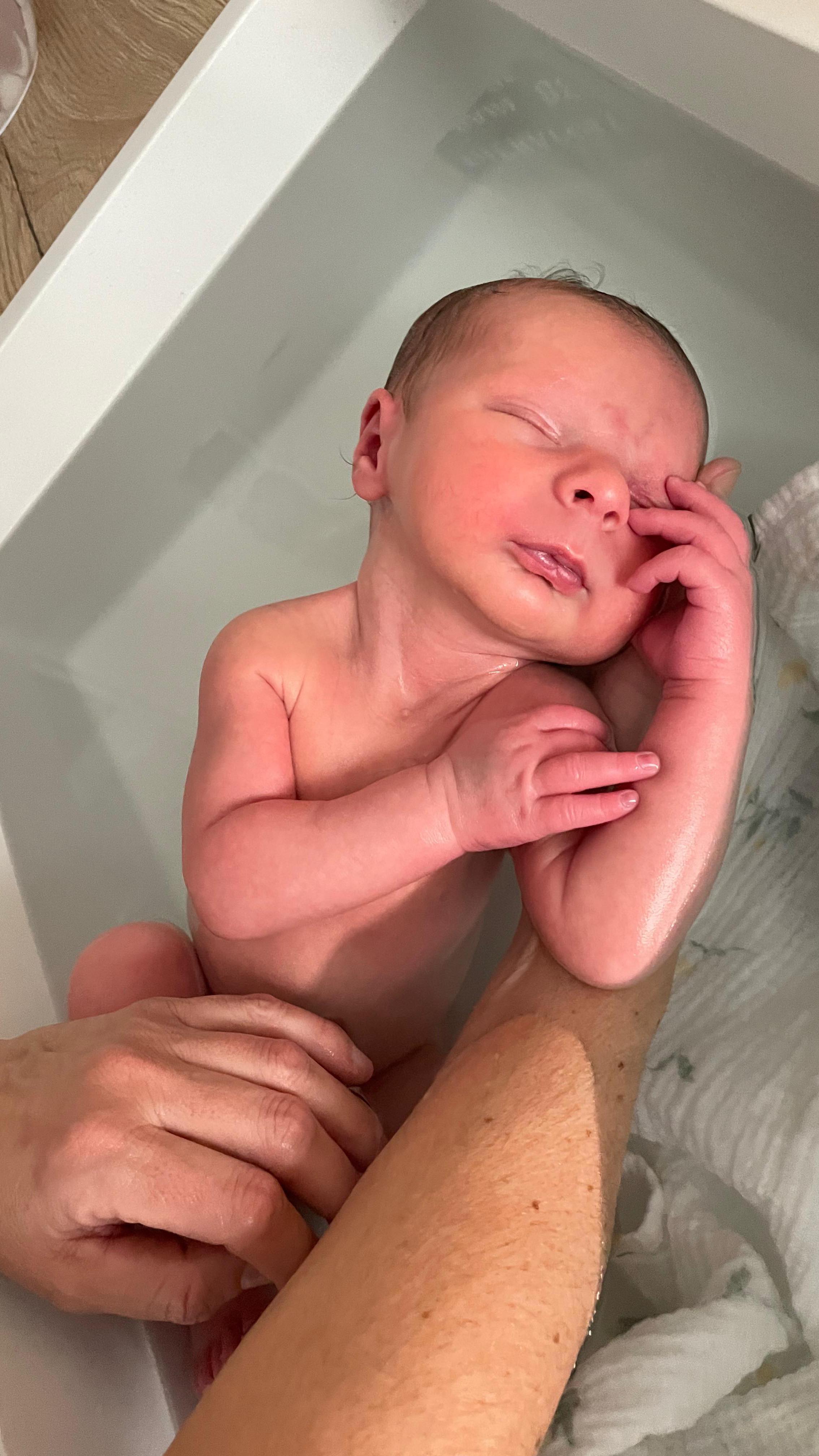 Ce moment suspendu du thérapeutique bain bébé est #tbb #tbb #bainbébé empreint d’émotion, reste gravé en nous. Il fait partie de notre histoire, de ce chemin lié à la naissance.
Le temps semble suspendu, et une forme de connexion s’installe.
Le bain thérapeutique, c’est effleurer du bout des doigts ce souvenir unique, entrevoir un fragment de son histoire.
#tbb #bainbébé