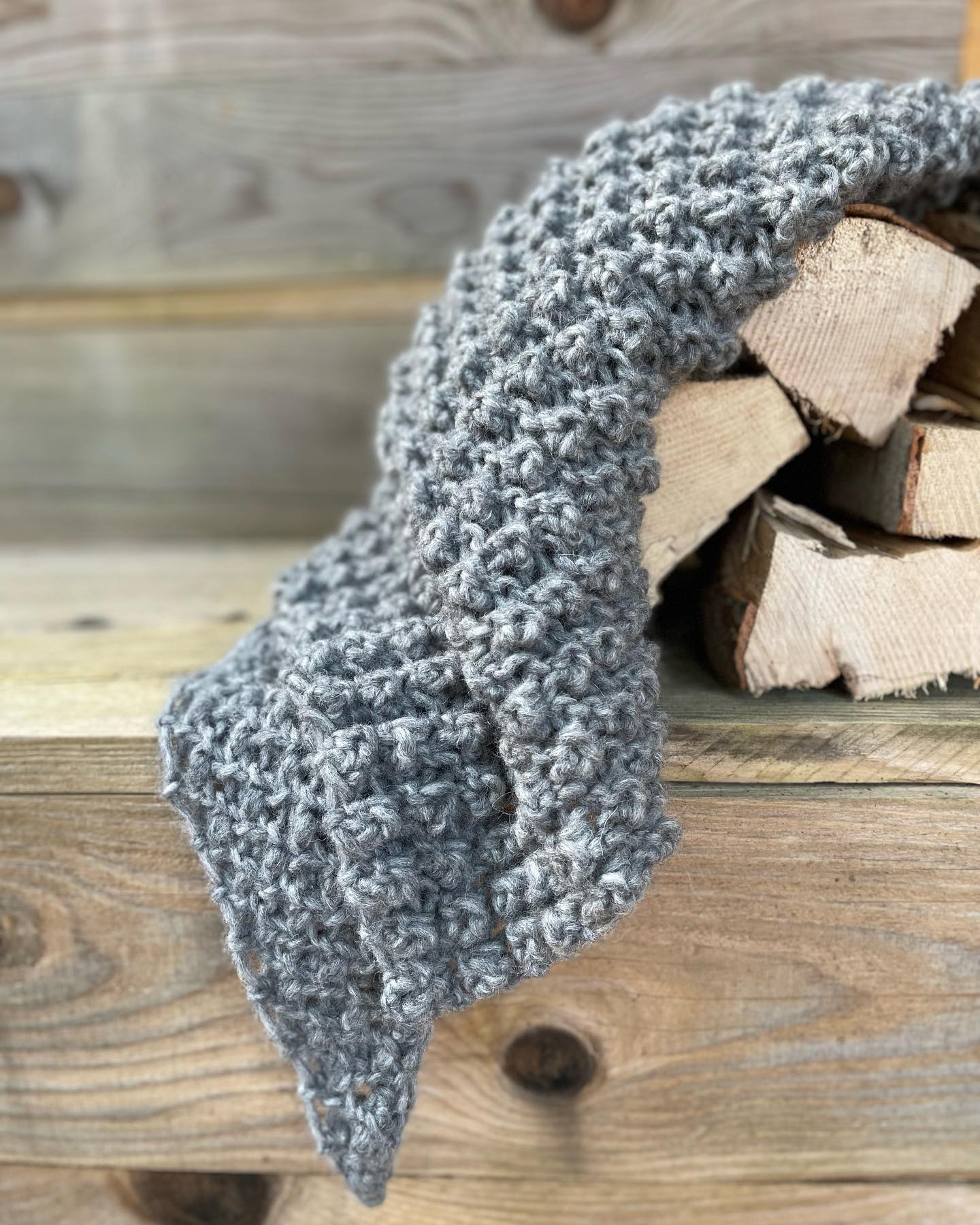 Du suchst ein neues Strickprojekt? In meinem Webshop findest Du einige Strickprojekte, NEU mit Sofortdownload.
z. Bsp. das Cape Barbla
Das Cape BARBLA ist ein echter Hingucker! Das auffällige Muster zieht alle Blicke auf sich. Zum Wintermantel oder der Jeansjacke, zur Bluse oder Jeans, zu einem Abendkleid oder im Büro.
Nach ein paar Reihen hast Du das Muster voll im Griff und man kommt mit den grossen Nadeln schnell vorwärts.
#capebarbla #nieknitwear #olten #knit #olten #pattern #anleitung #workshops #slowfashion #diy #whomadeyourclothes