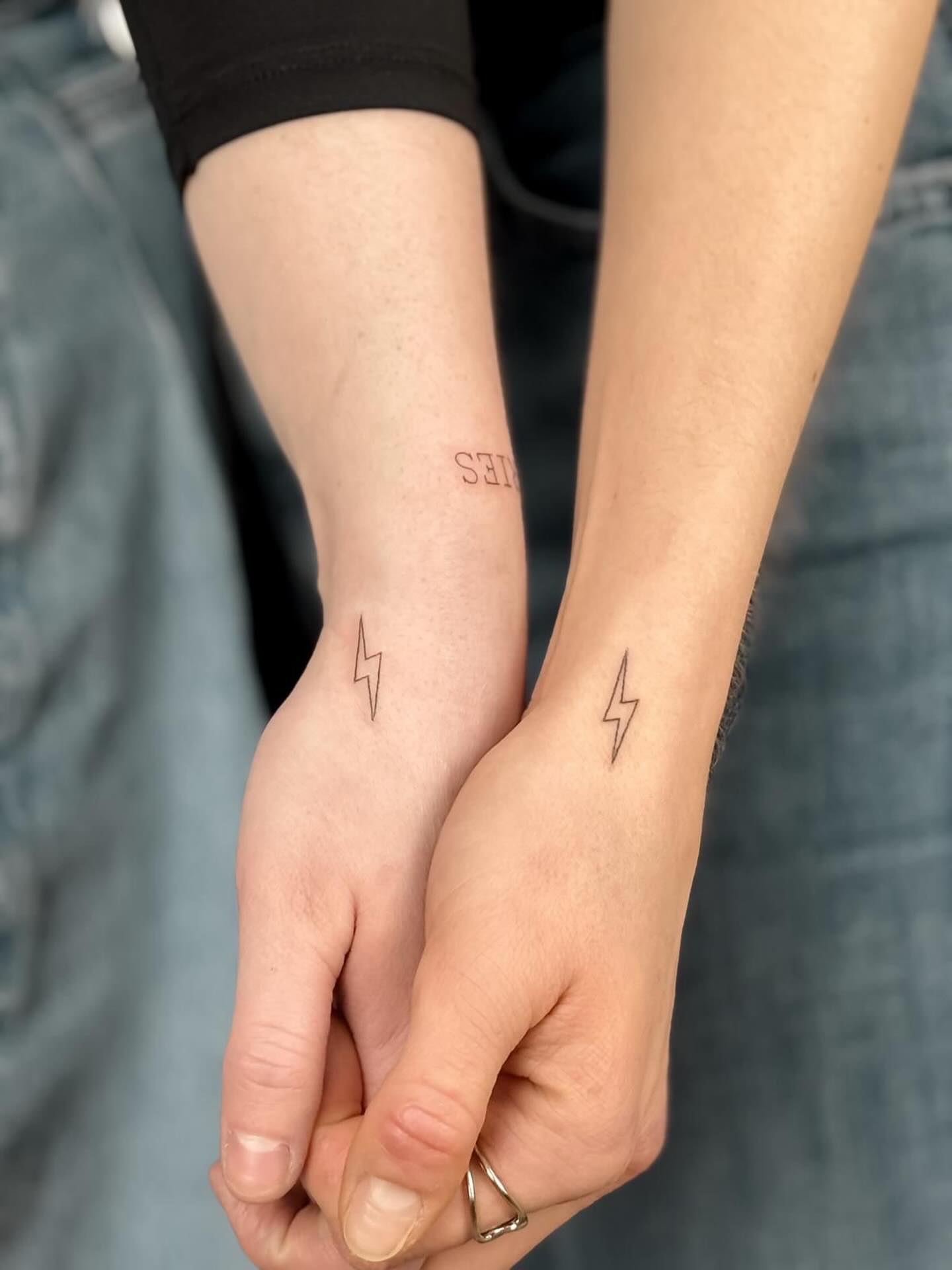 zwei kleine symbole,
die mehr sagen als worte.
verbunden – auf ihre eigene art.
gestochen von @ink.by.leonie ⚡️
#TattooGardenAarau #FinelineTattoo #InkByLeonie #MinimalTattoo