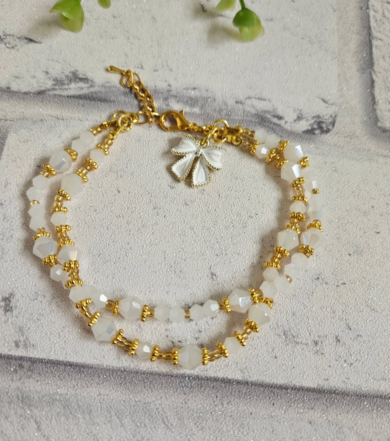 🎀 TENNER TUESDAY 🎀
White and Gold Bow Double Strand Beaded Bracelet
£10 Today Only - Tuesday 7th April
One Off Piece
Usually Worth £15
#tennertuesday #bows #beadedbracelets #bracelet #beadedjewellery