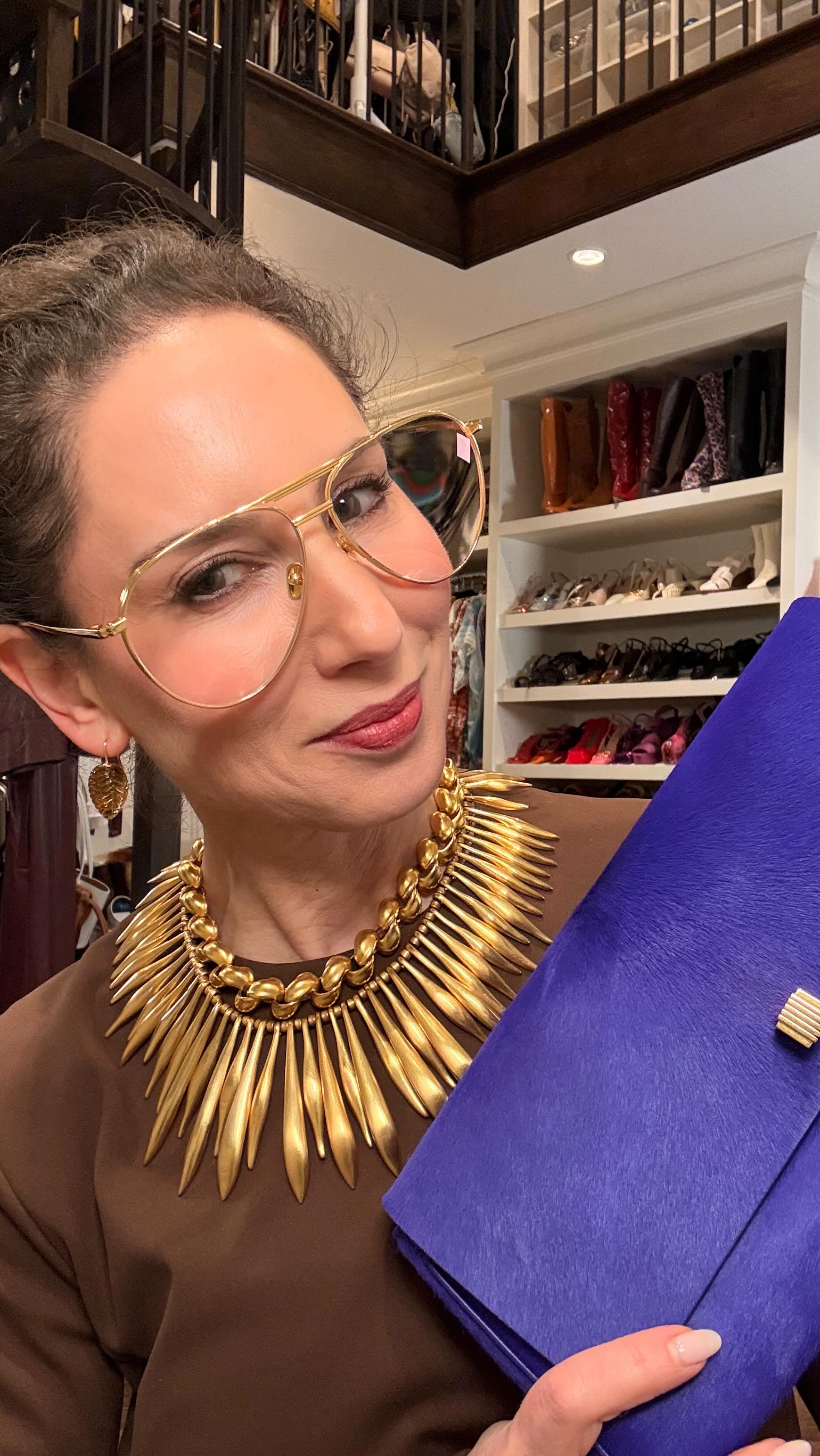 Sometimes the best thing you can do is stop stressing about your look and just focus on ONE piece.
And right now, this neck furniture makes me giddy. When something makes you feel this good, build around it. Let the piece do the work. It will take the lead, and everything else will follow. That’s the magic of dressing around something you’re obsessed with. 🤎