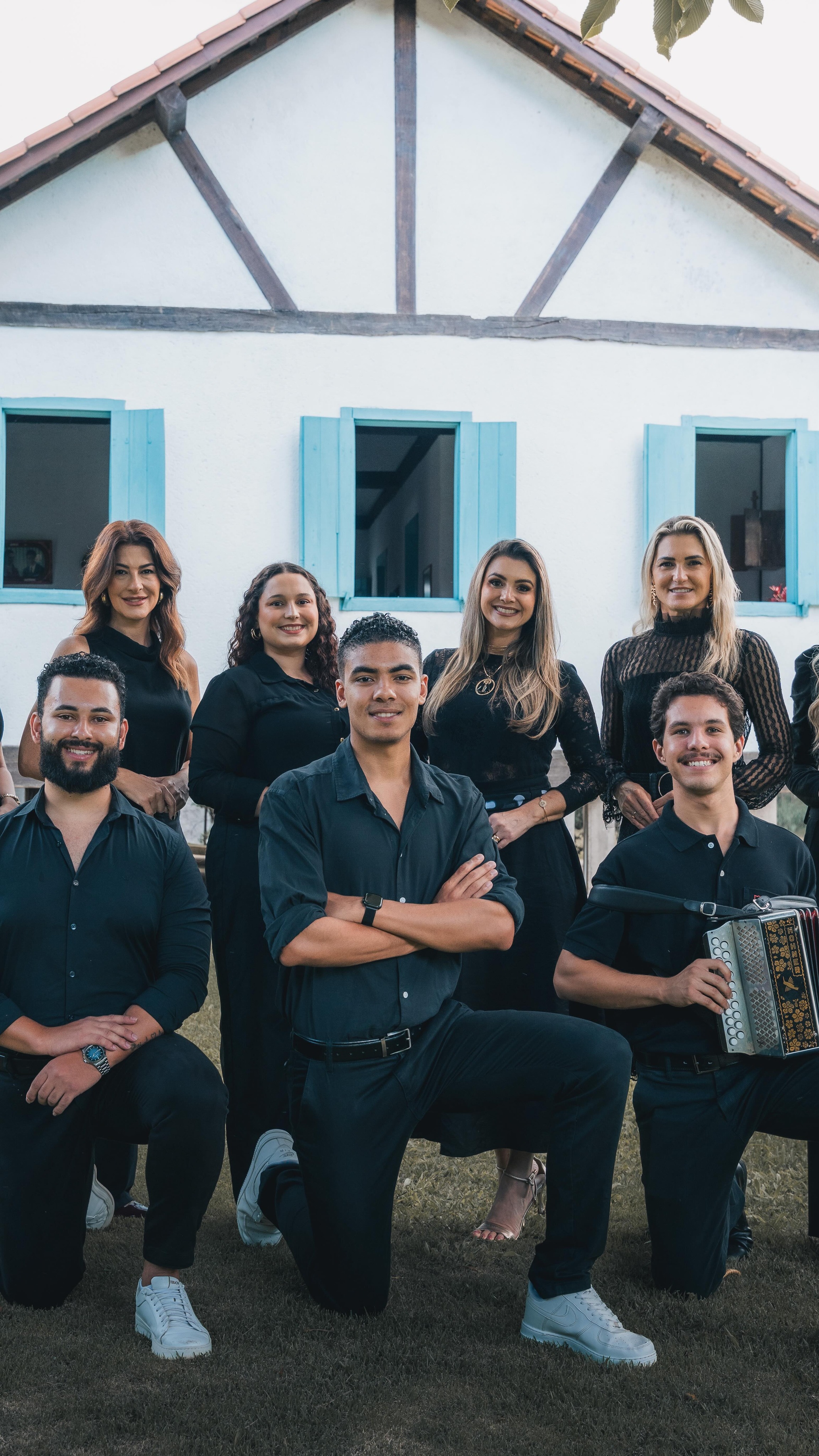 Se existe um sonho dentro de você, existe também um caminho esperando para ser vivido!
Conheça a equipe que transforma sonhos em realidade, que carrega propósito, dedicação e a responsabilidade de representar muito mais do que um desfile… representar história, cultura e emoção.
Nada disso acontece sozinho. Existe trabalho, entrega e pessoas comprometidas por trás de cada detalhe.
E é com esse time que seguimos, construindo algo que vai muito além do que se vê.
Inscrições Abertas!!! Vem ser uma RAINHA ou PRINCESA da maior festa da cultura Italo brasileira do ES 👏🏼🇮🇹