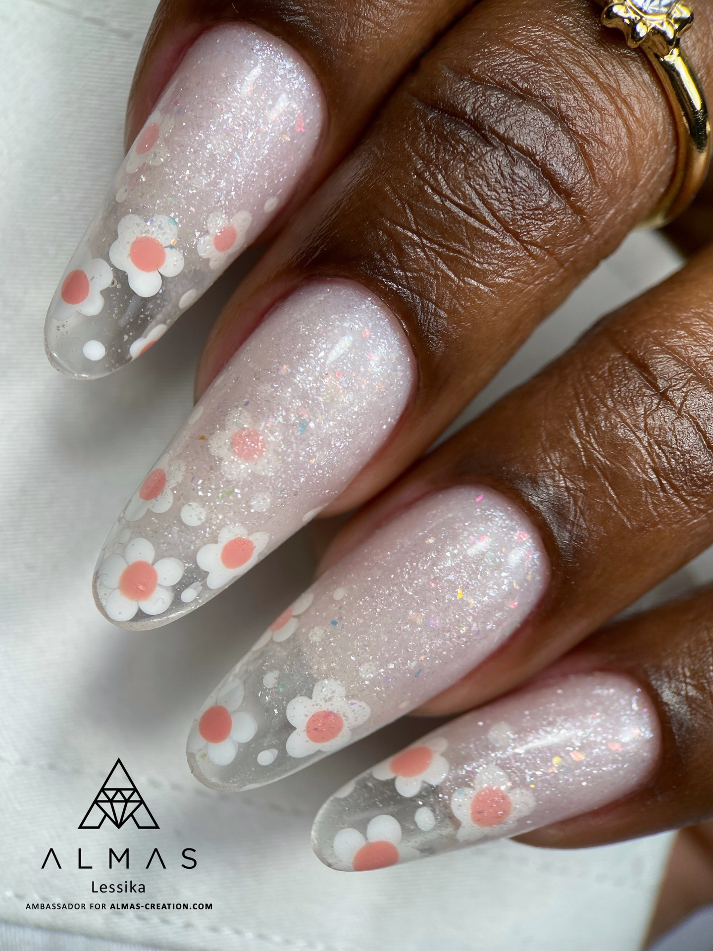 Et vous, parmi les 6 builders de la collection Wedding, quel est votre coup cœur absolu? ✨
Pour sa nouvelle pose de saison de forme amande, Tressy a utilisé la référence Wedding Cake. Elle a également utilisé le builder Soft Clear, le paint Snow White, le vernis Peach Puff et la finition Crystal Shine. 🌼
#flowernails #glitternails #almondnails #nailsflowers #ongleries