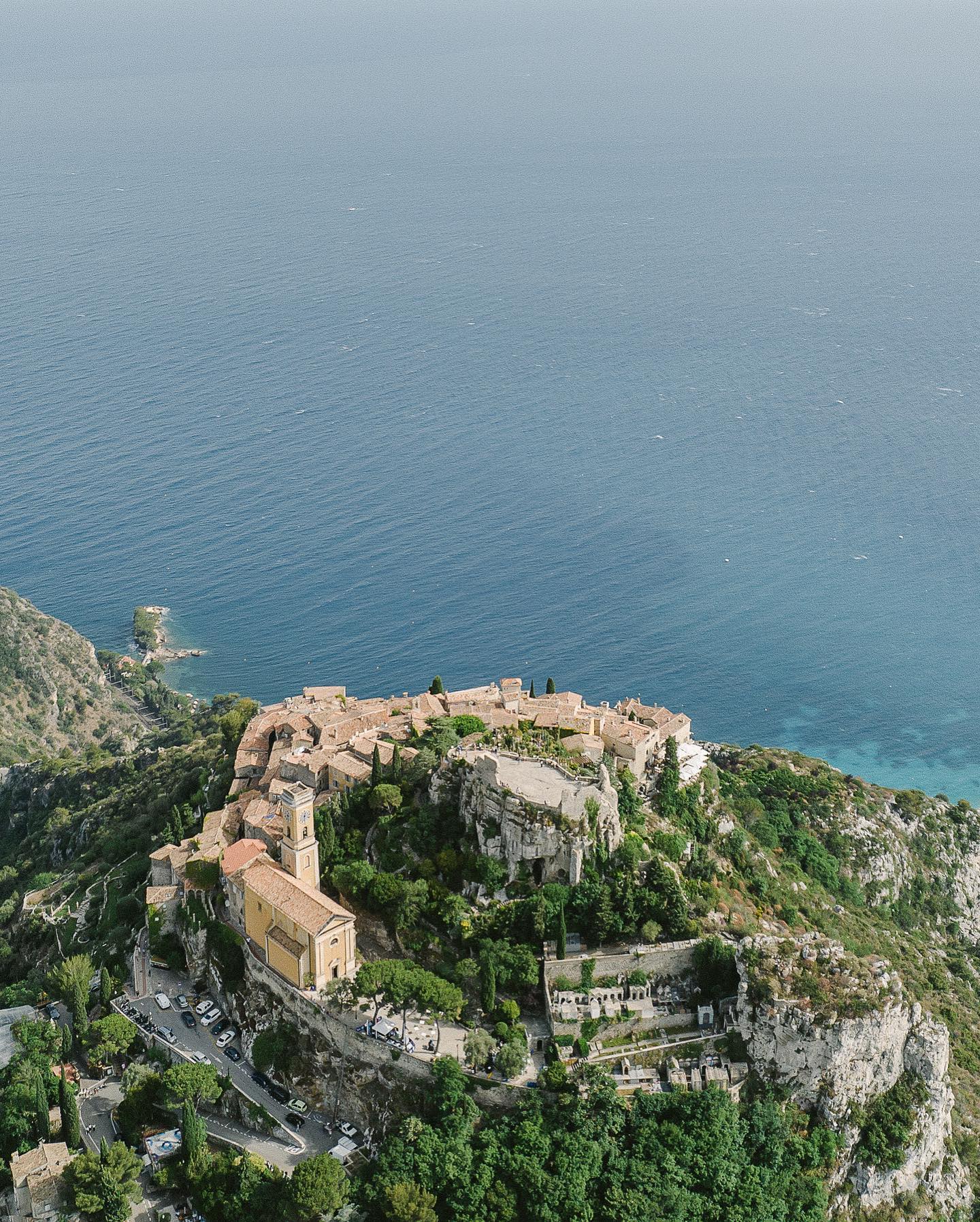 ✨🌊 What we mean by magical views.
Transport yourself to the enchanting village of Eze, where romance meets breathtaking views of the sea. Perched atop a mountain on the French Riviera, this picturesque backdrop sets the stage for unforgettable moments : from charming cobblestone streets to intimate couple shots, our June welcome event was nothing short of magical.
Planning @bonjourweddings.fr
Photography @jeremie_hkb
Venue @villaephrussi
Welcome dinner venue @hotelchateaueza
Florals @dandelionsandgrace
Catering @fredericbernardtraiteur
Video @jinoagnelli
Rentals @maison_options @phos_events
Beauty @kassaundrastephensmakeup
Mixology @shakeyourevents_
Cake @madeincake
Strings: Lady’s Orchestra