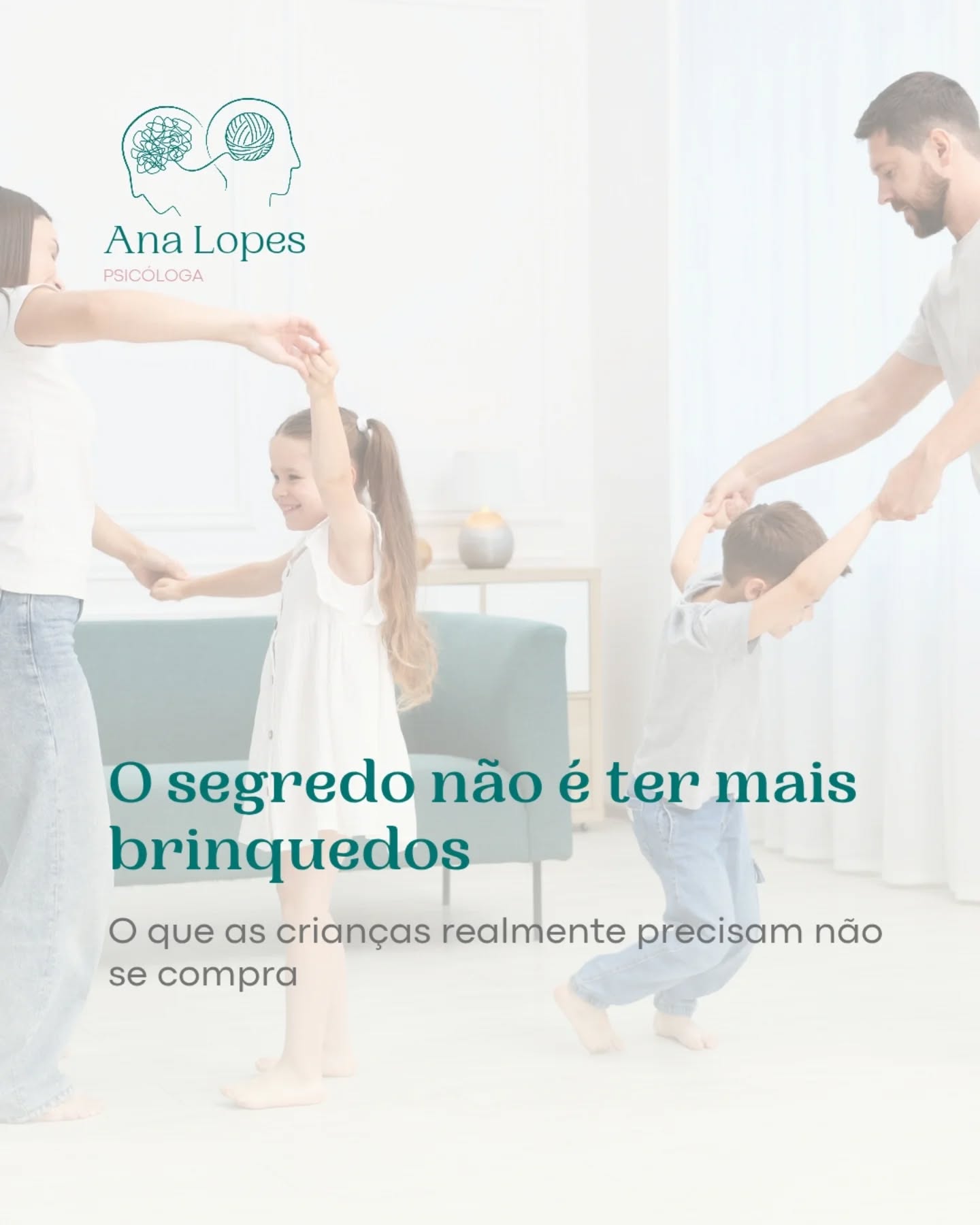 O segredo não é ter mais brinquedos 🧸
Vivemos numa era em que parece que quanto mais oferecemos às crianças, melhor será o seu desenvolvimento. Mais brinquedos, mais estímulos, mais atividades… mas será mesmo assim?
A verdade é que o desenvolvimento saudável não depende da quantidade, depende da qualidade.
🌱 As crianças precisam de:
• Tempo livre para brincar de forma espontânea
• Espaço para imaginar, criar e até… aborrecer-se
• Relações seguras e presentes (mais do que coisas)
• Oportunidades para explorar o mundo ao seu ritmo
Quando há brinquedos em excesso, muitas vezes acontece o contrário do esperado: a criança dispersa-se, perde o foco e brinca menos profundamente.
💡 Um simples objeto pode tornar-se mil coisas quando há imaginação.
💡 Um momento de conexão vale mais do que qualquer brinquedo caro.
No fundo, o segredo está em algo muito mais simples (e poderoso): presença, vínculo e liberdade para ser criança.
✨ Menos coisas. Mais relação. Mais brincar a sério.
#PsicologiaInfantil #DesenvolvimentoInfantil #ParentalidadeConsciente #BrincarÉAprender #MenosÉMais