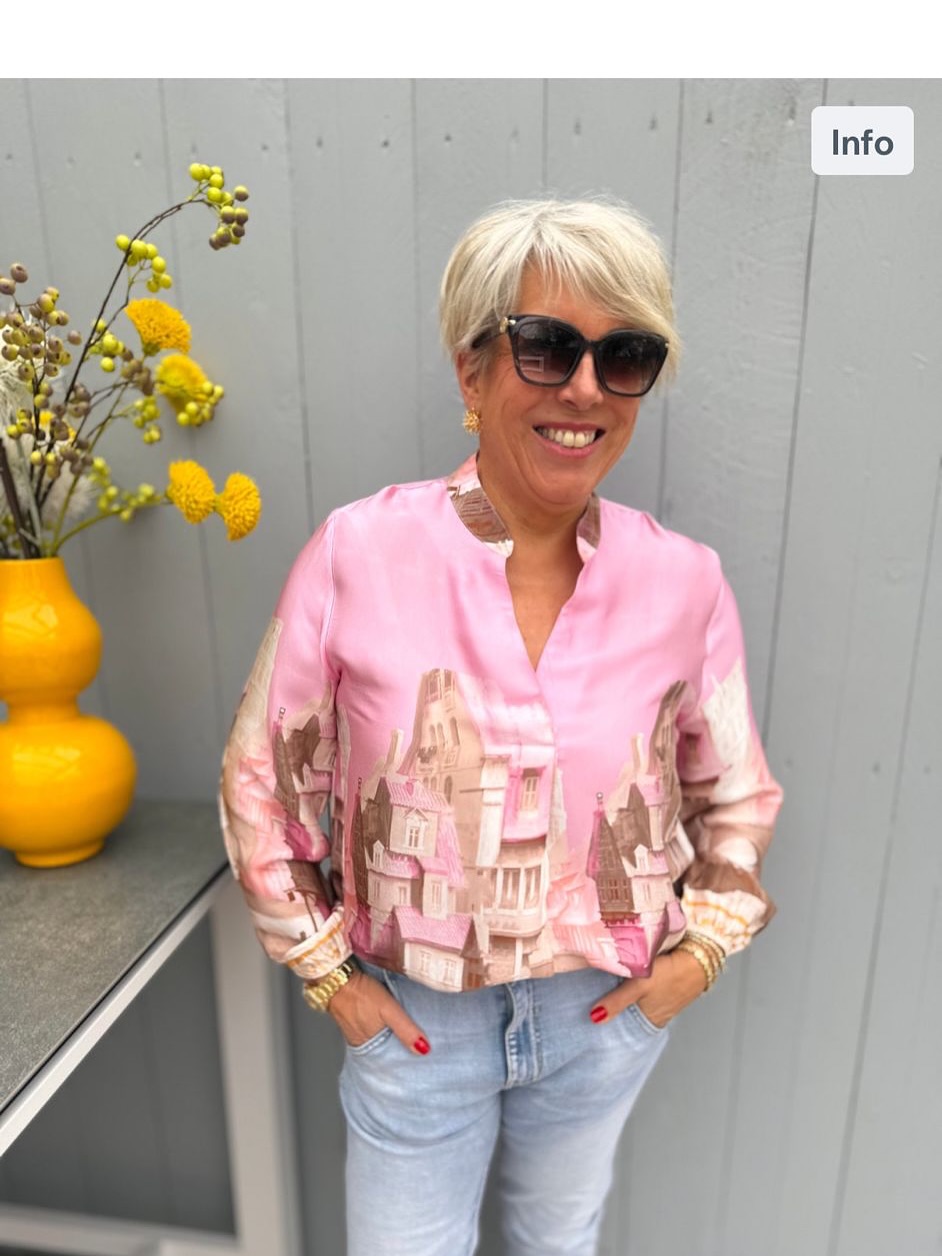 ✨ 3 Looks – dein Style, dein Moment ✨
Mal auffällig, mal elegant, mal ganz entspannt –
genau so vielseitig darf Mode sein 💕
1 💗 Statement-Bluse mit Print – für alle, die gerne ein Highlight tragen
2 🌸 Femininer Blazer-Look – perfekt für besondere Momente
3 🌿 Luftig & easy – dein Everyday-Liebling
Welcher Look passt heute zu dir? 💭
💬 Schreib uns deine Nummer (1, 2 oder 3) in die Kommentare
💗 Oder speicher dir deinen Lieblingslook direkt ab
🛍️ Entdecke alle Styles über den Link in unserer Bio
👉 www.fashionboxx.eu
#fashionboxx #outfitinspiration #styleover40 #styleover50 #modefürfrauen #fashionliebe #outfitideen #sommerlook #ootd #lookoftheday #femininerstyle #modemitstil #instafashion #lieblingslook #neuheiten